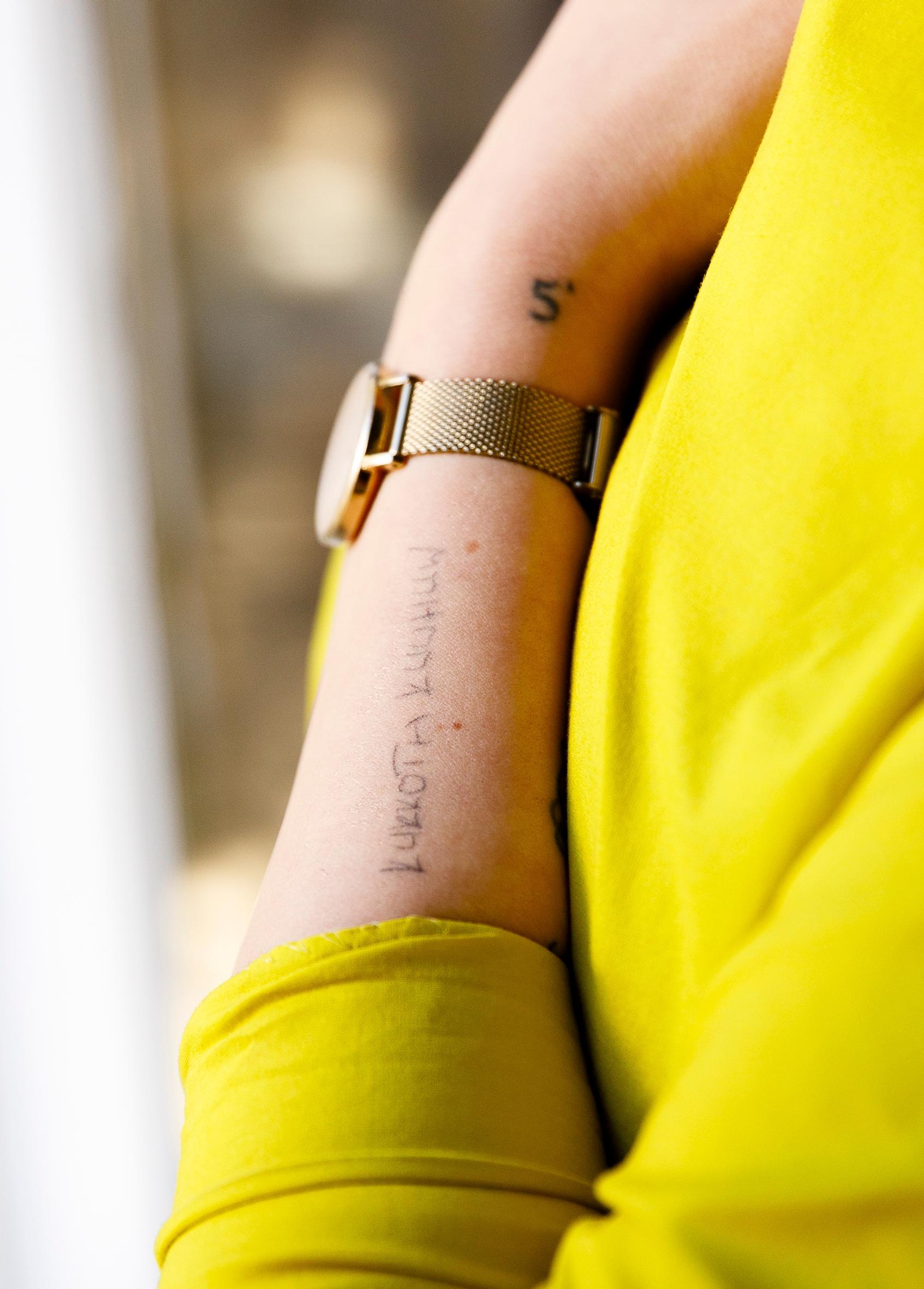 Siirin käsivarteen on tatuoitu sanat: Kurkota kuuhun. Ne ovat isän lähettämästä kirjeestä.