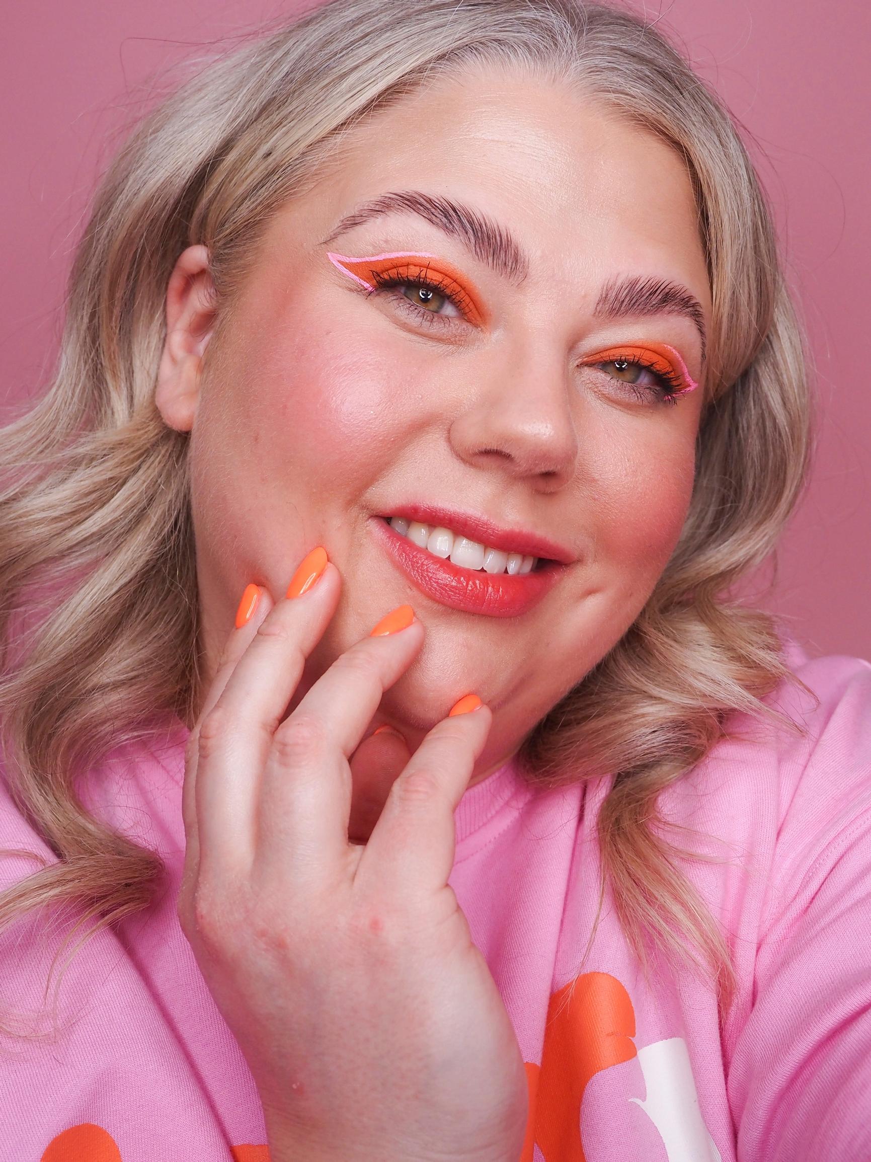 Meikkivaikuttaja Jonna Ojala paljastaa markettien suosikkituotteensa – nämä kaksi hyvää huulipunaa saa alle 5 eurolla