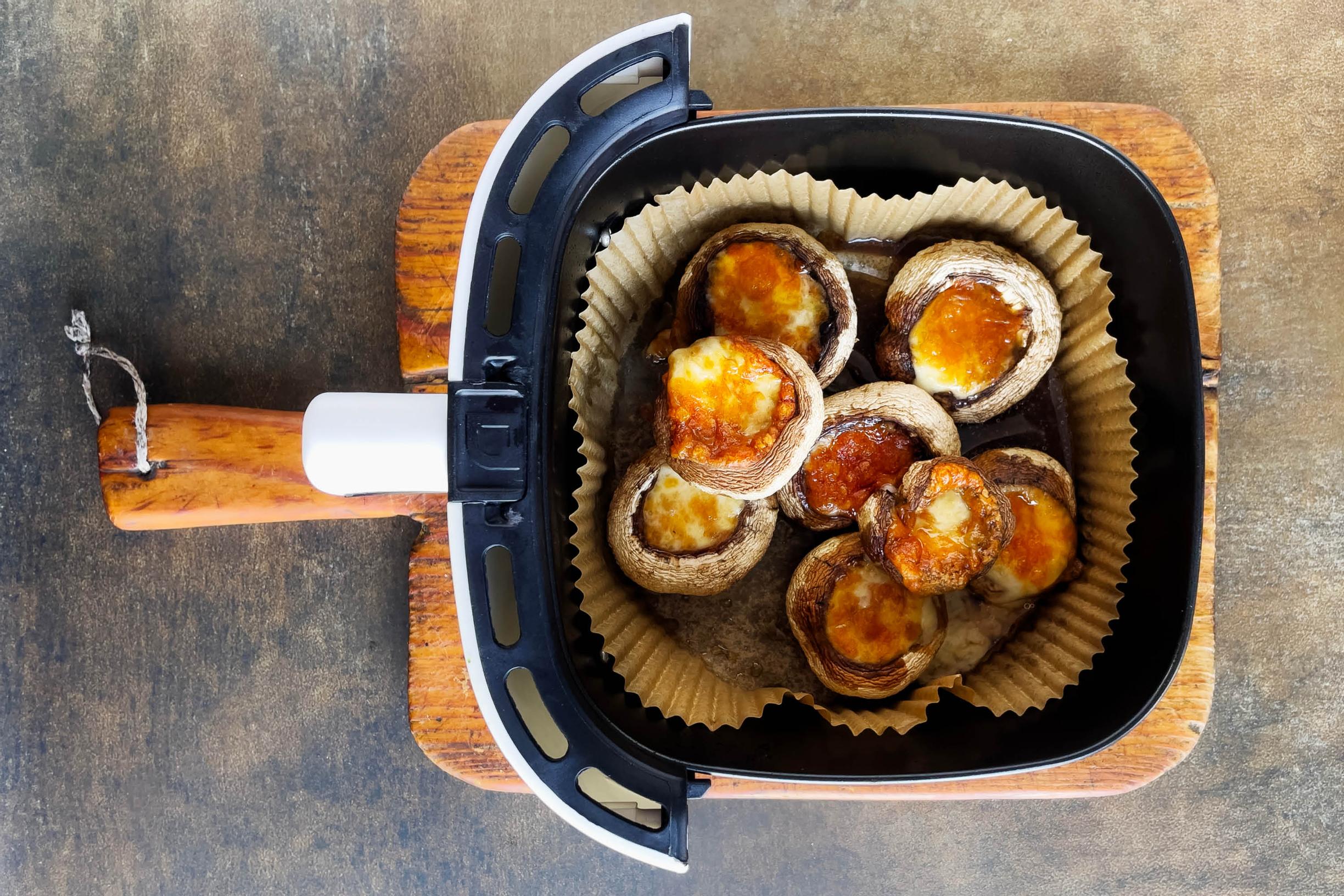 Yli 100 000 suomalaisen Facebook-ryhmässä kohkataan ruoanlaittovälineestä, joka tuntuu pystyvän mihin vain ja säästää vieläpä sähköä – kannattaako airfryer oikeasti hankkia?