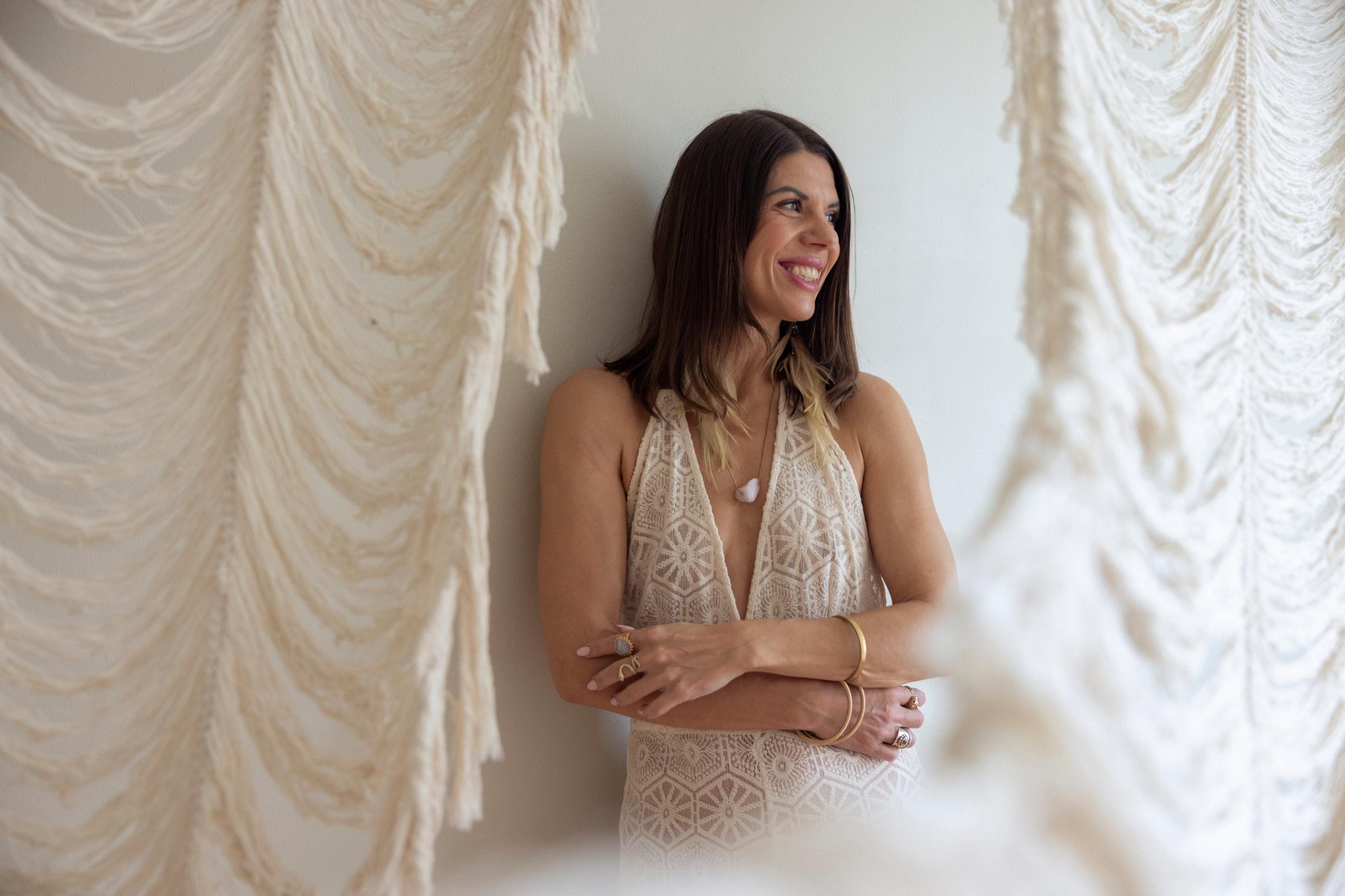 Jonna tunnustautuu nautintoaktivistiksi. ”Jokaiseen päivään voi tehdä seremoniallisen hetken, joka rentouttaa ja palauttaa. Siihen riittävät kaakao, yrttikylvyt tai eteeriset öljyt.”