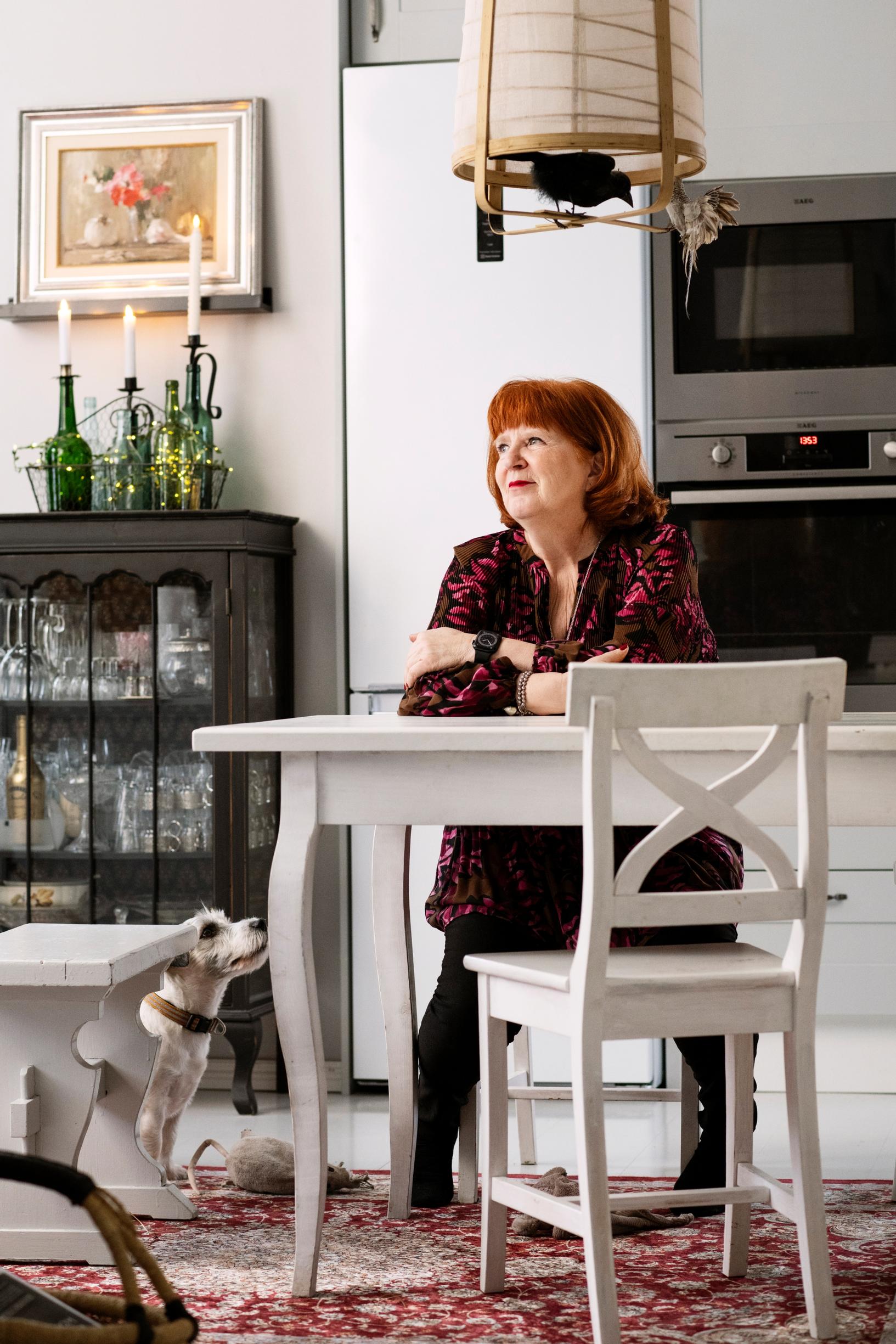 Ero on ollut Tarja Santalahden elämän traumaattisin kokemus, pahempi kuin vanhempien menettäminen. ”En ole koskaan tuntenut yhtä vahvaa tunnetta.” Vierellä jackrussellinterrieri Jeppe.