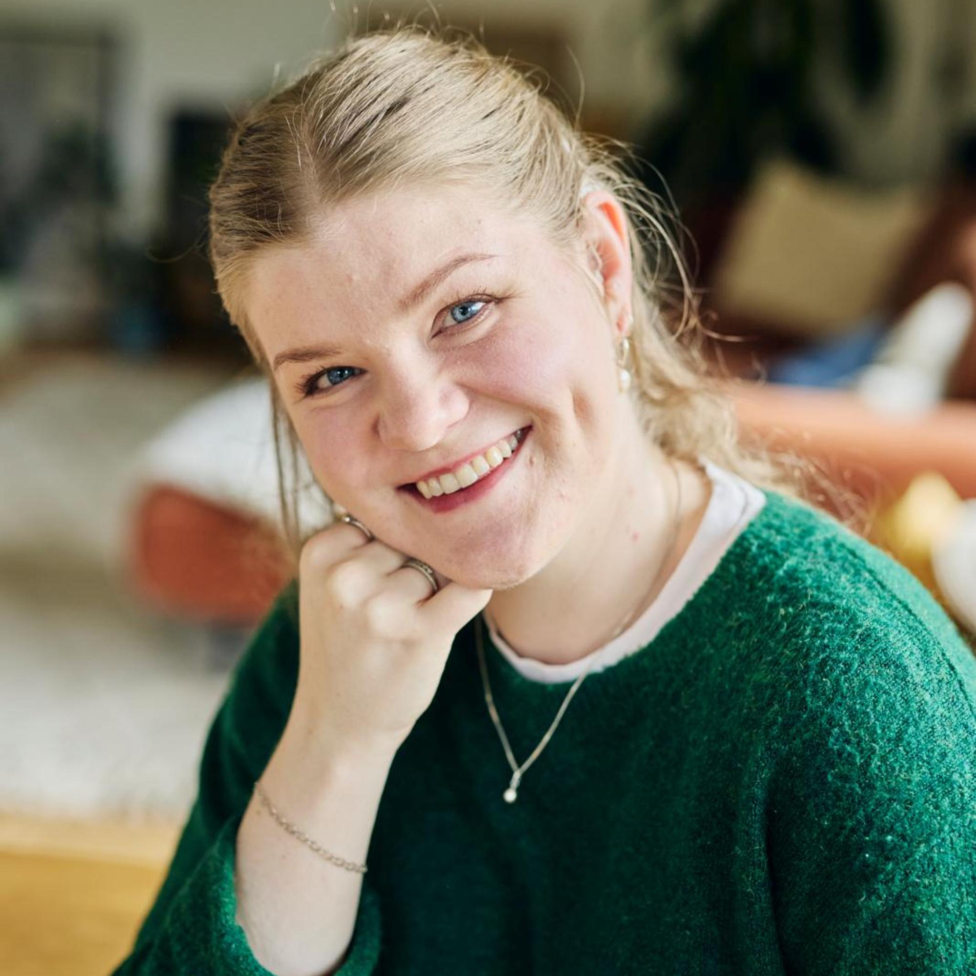 Susanna, 31, oli työpäivien jälkeen aivan loppu, koska ei kuullut muiden puhetta – leikkaus muutti arjen