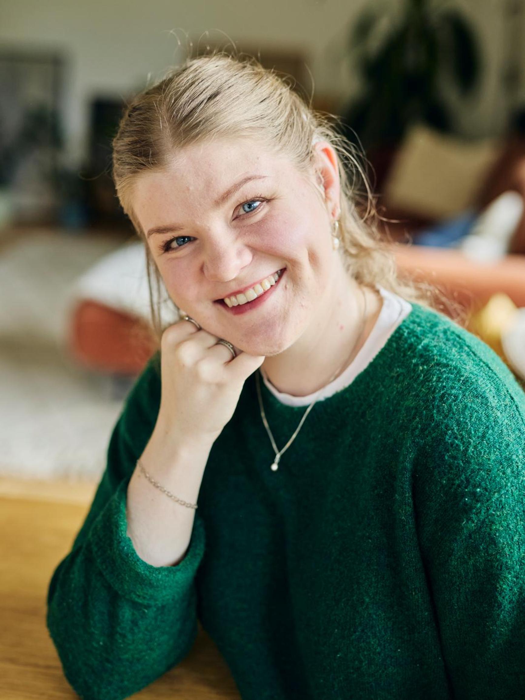 Susanna, 31, oli työpäivien jälkeen aivan loppu, koska ei kuullut muiden puhetta – leikkaus muutti arjen