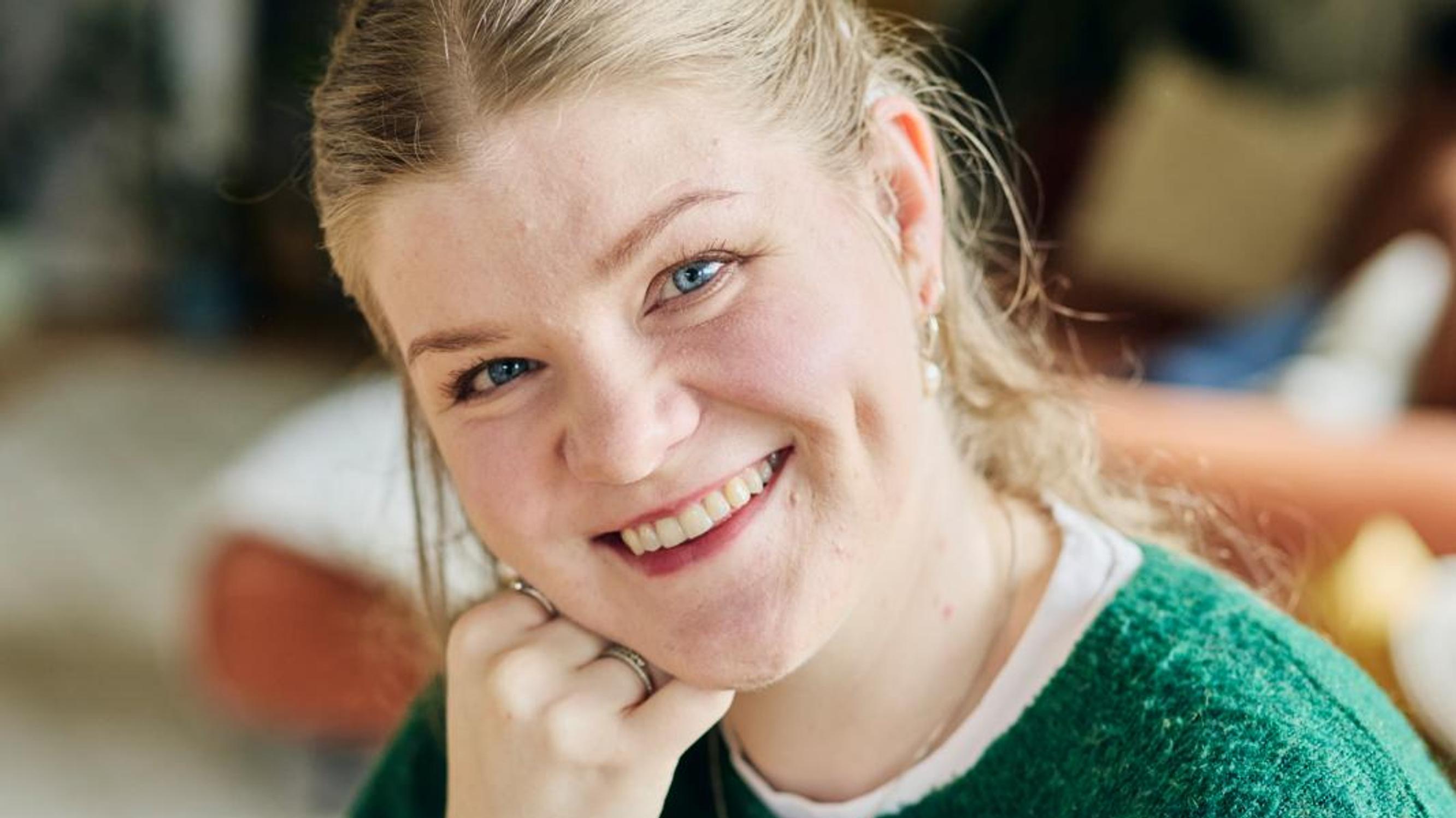 Susanna, 31, oli työpäivien jälkeen aivan loppu, koska ei kuullut muiden puhetta – leikkaus muutti arjen