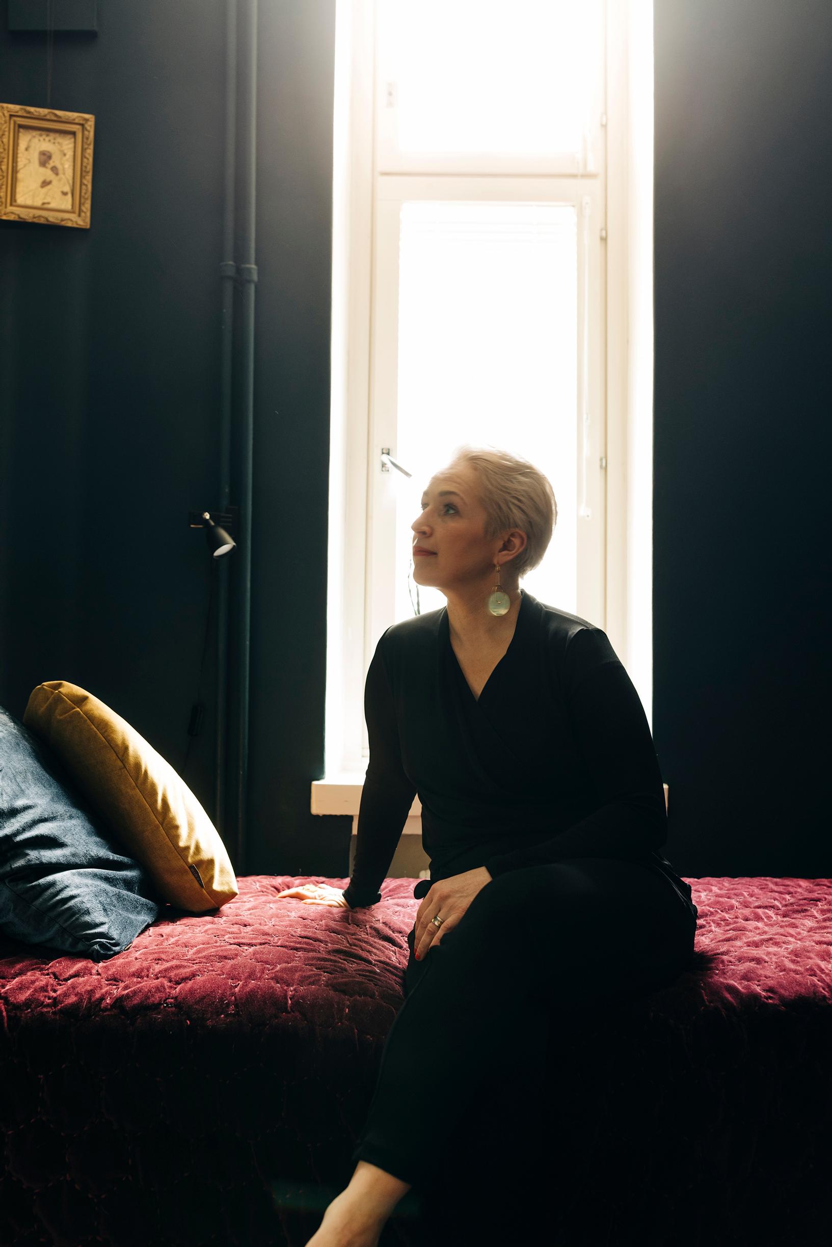 Iän myötä Anna on innostunut sisustamisesta ja vanhoista huonekaluista. Nyt hän on hankkinut myös vanhan hirsitalon maalta ja kirjoittaa remontista kolumnia Meidän Talo -lehteen.