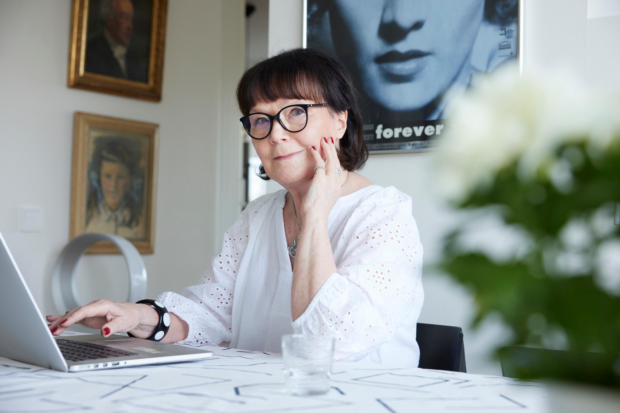 Outi Pakkasen vuoden piti olla yhtä juhlaa, mutta yllättävä sairastuminen pilasi suunnitelmat – nyt toipuva suosikkikirjailija kirjoittaa viimeistä dekkariaan 