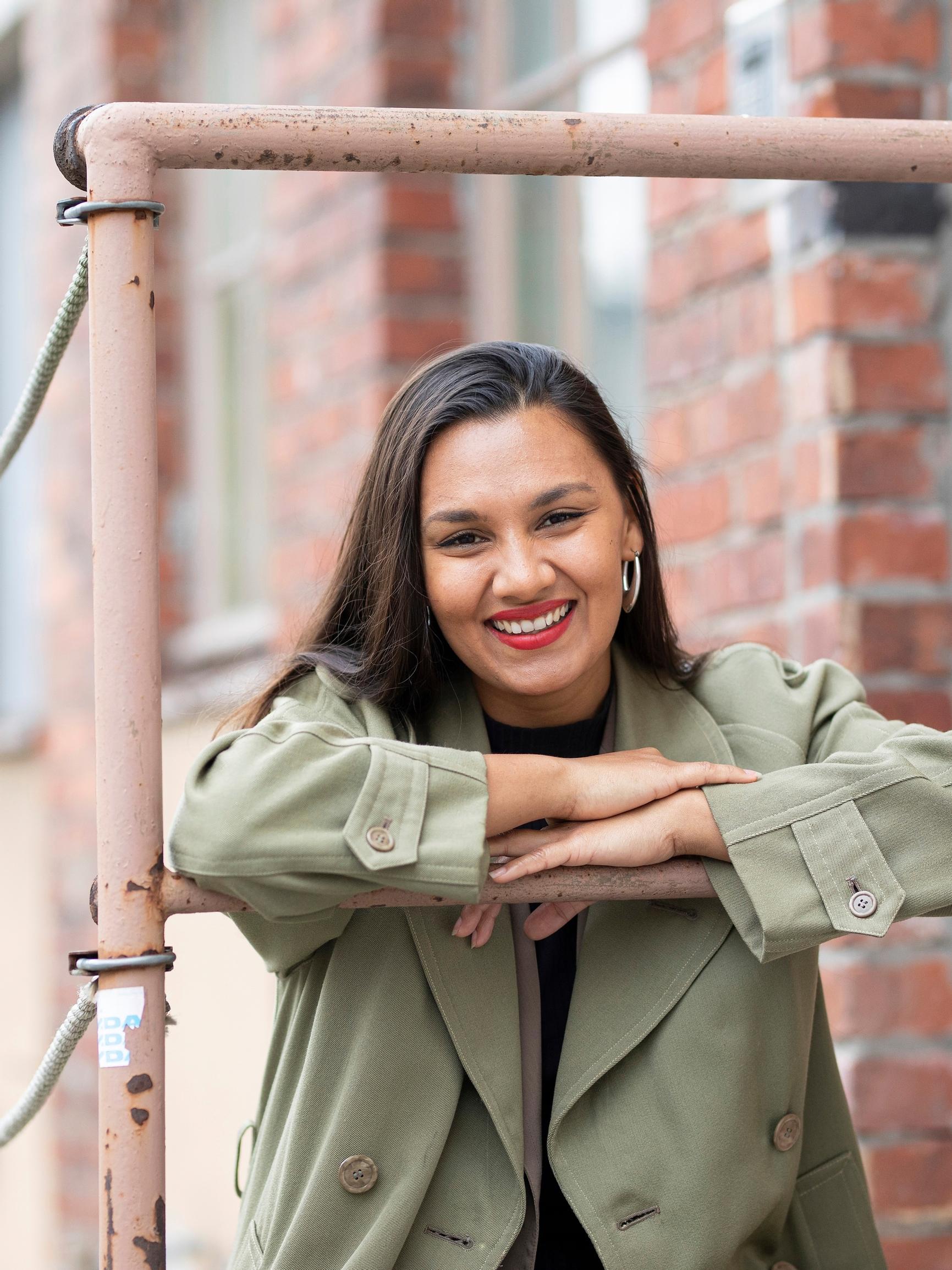 Susani Mahadura eli lapsuutensa vähävaraisessa perheessä: ”Yksinhuoltajaäitini näytti, miten unelmiaan kohti voi kulkea vaikeuksista huolimatta”