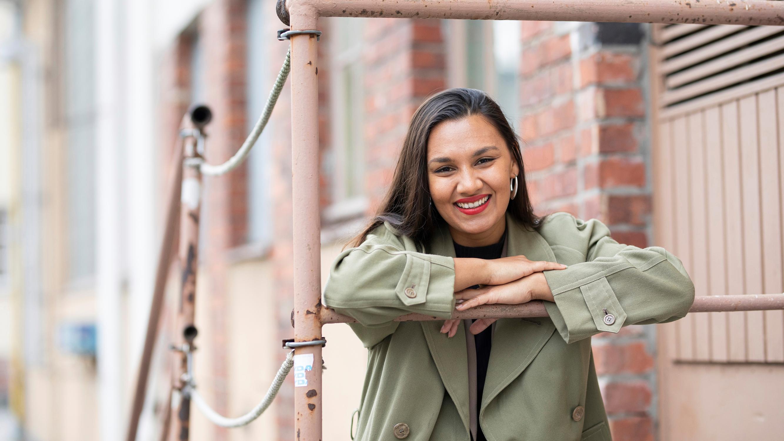 Susani Mahadura eli lapsuutensa vähävaraisessa perheessä: ”Yksinhuoltajaäitini näytti, miten unelmiaan kohti voi kulkea vaikeuksista huolimatta”