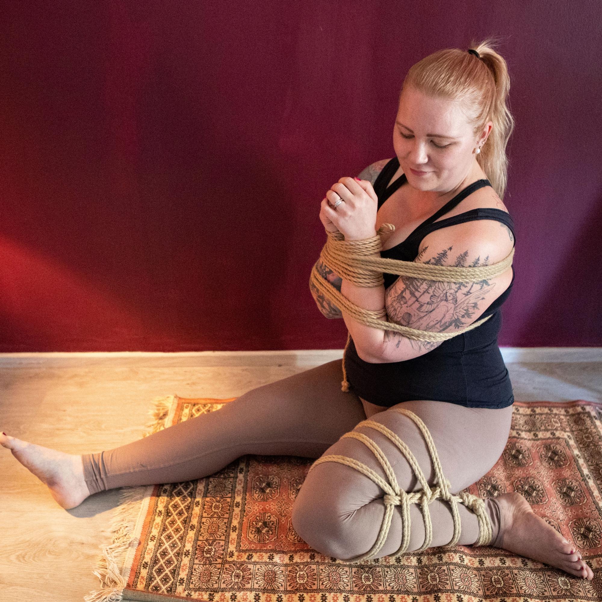 Pauliina hoitaa mieltään shibari-sidonnalla: ”Rauhoitun, kun mieheni sitoo minut nippuun”