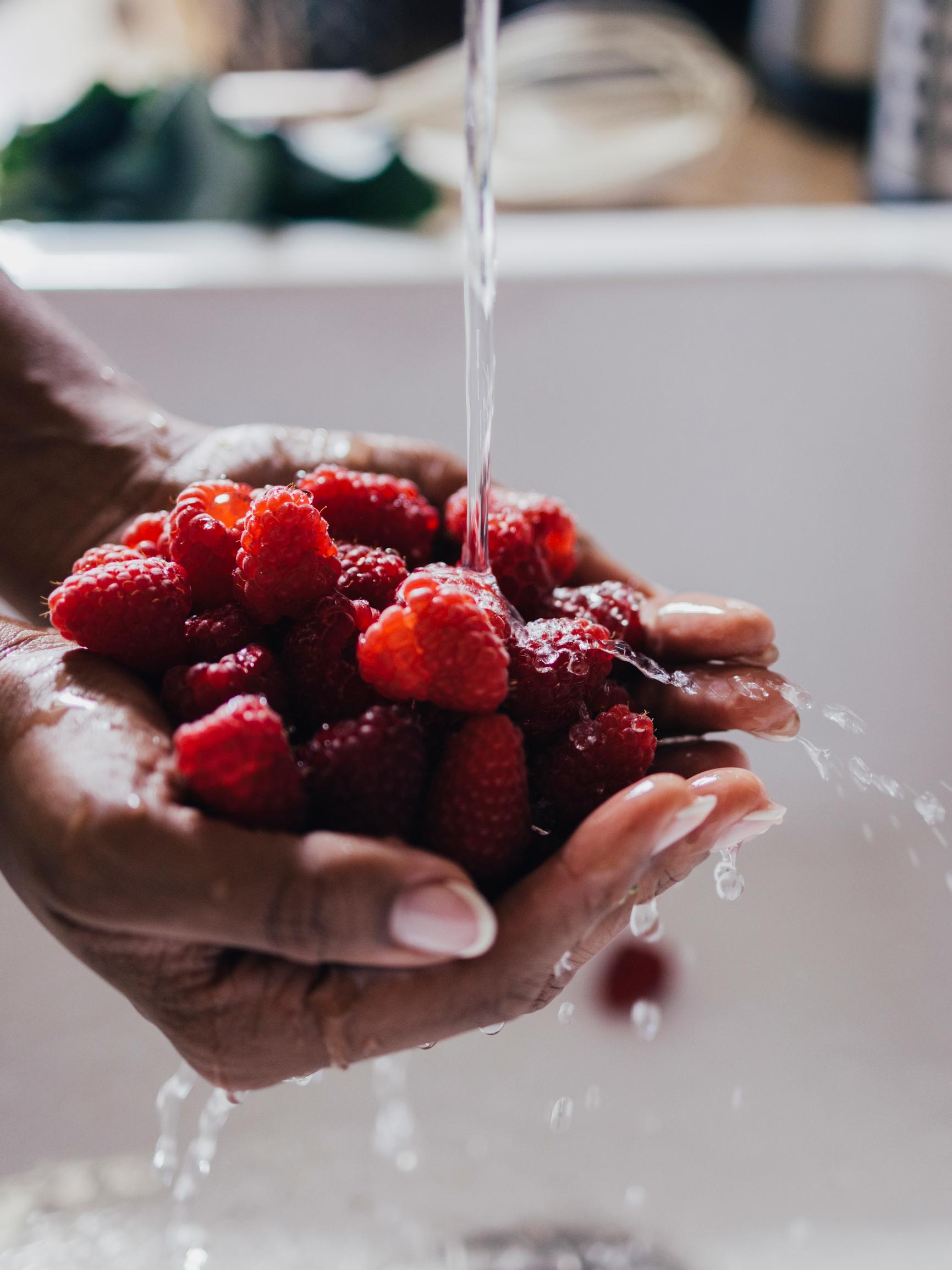 Aina flunssassa? Ravitsemusterapeutti listaa, mitkä ruuat parantavat vastustuskykyä – yksi vanhan kansan metodi ei välttämättä toimi
