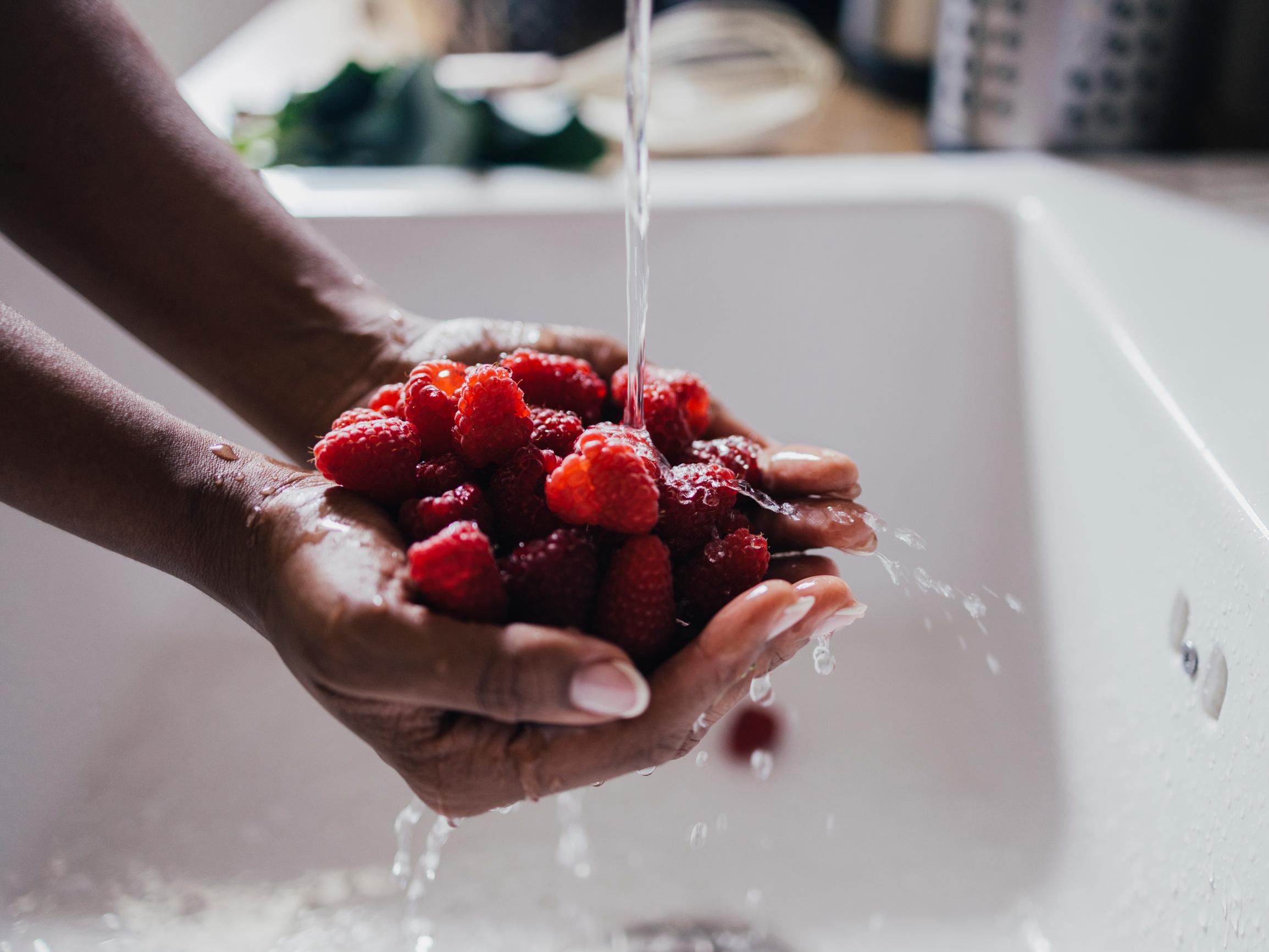 Aina flunssassa? Ravitsemusterapeutti listaa, mitkä ruuat parantavat vastustuskykyä – yksi vanhan kansan metodi ei välttämättä toimi