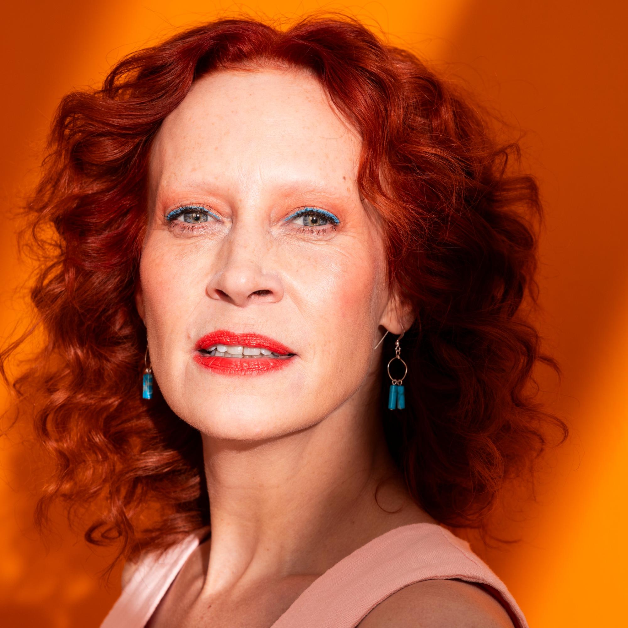 Saimi Hoyer on uuden elämänvaiheen alussa: ”Minulla on unelma siitä, että pääsisin haukkaamaan pienen palan näyttelijän työstä”