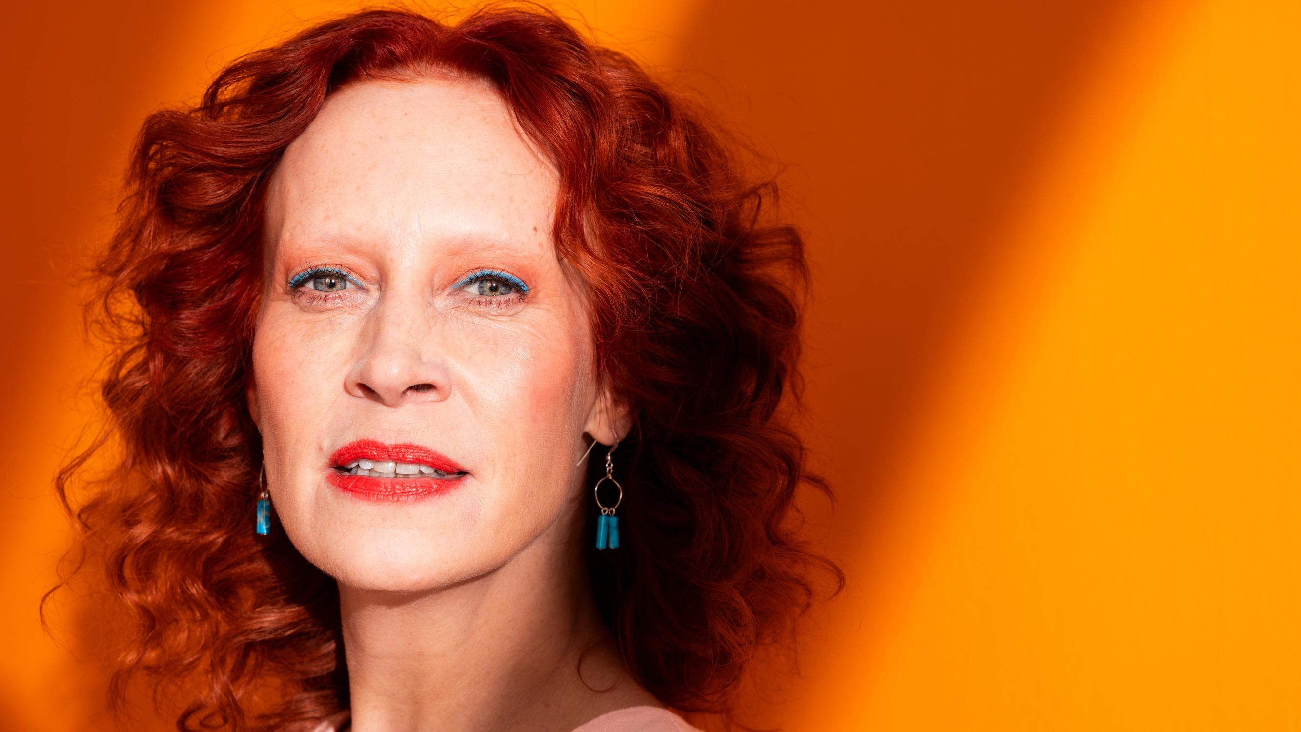 Saimi Hoyer on uuden elämänvaiheen alussa: ”Minulla on unelma siitä, että pääsisin haukkaamaan pienen palan näyttelijän työstä”