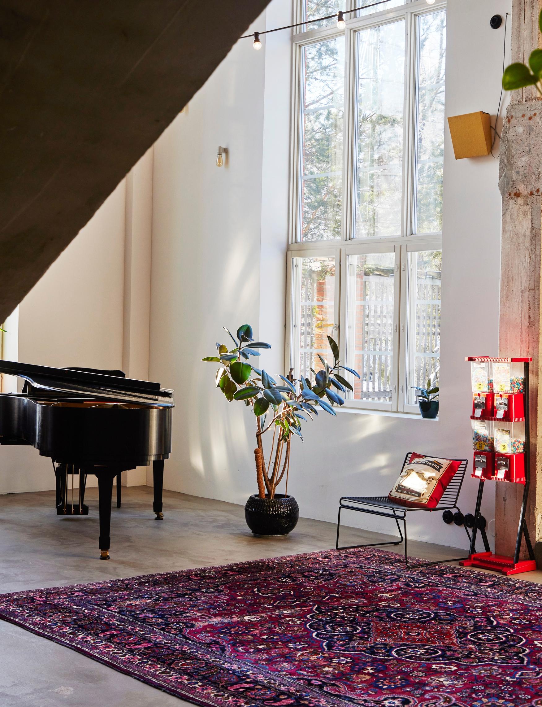 Alakerta on loft-tyyliin avonainen. Siellä sijaitsevat oleskelutila flyygeleineen ja avokeittiö pitkine ruokapöytineen.