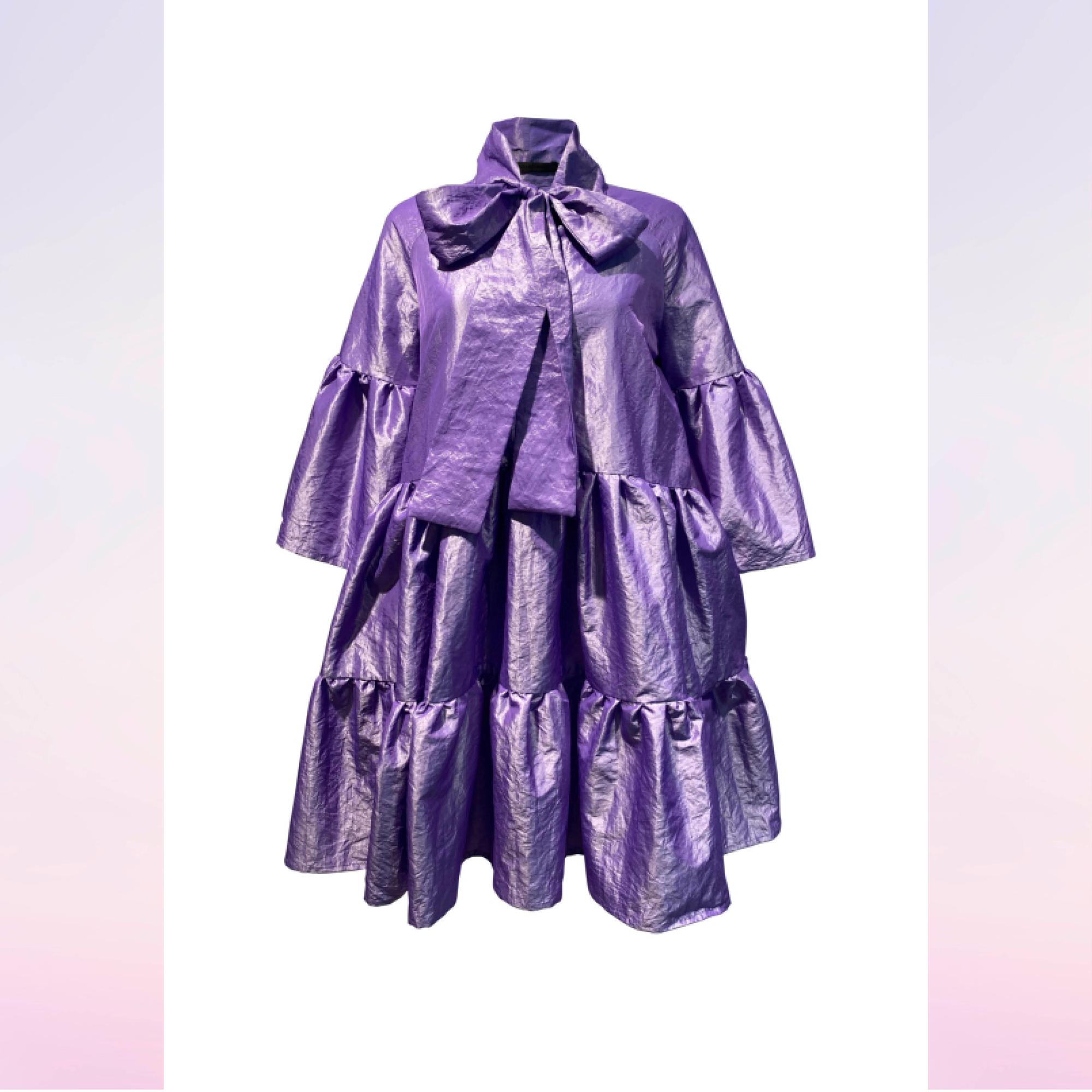 Lush-mekko (XS/S–XL/XXL) on väljästi mitoitettu. Huivikaulusmekko on valmistettu Suomessa. 289 e, Miia Halmesmaa.