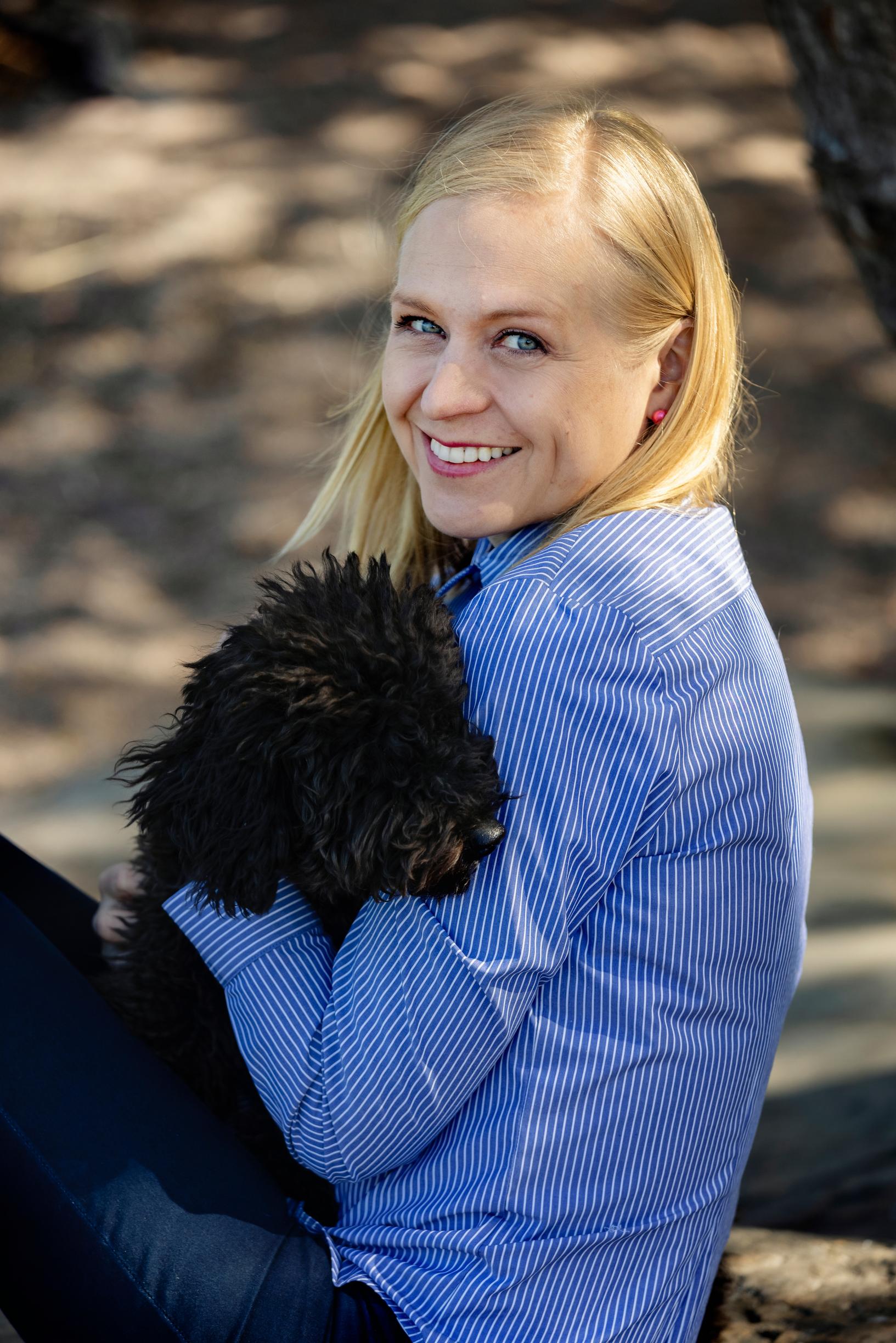 Elina Valtonen arvostaa äitiään, joka huolehtii miehestään. ”Äiti löytää valopilkut pienistäkin asioista eikä jää valittamaan.”