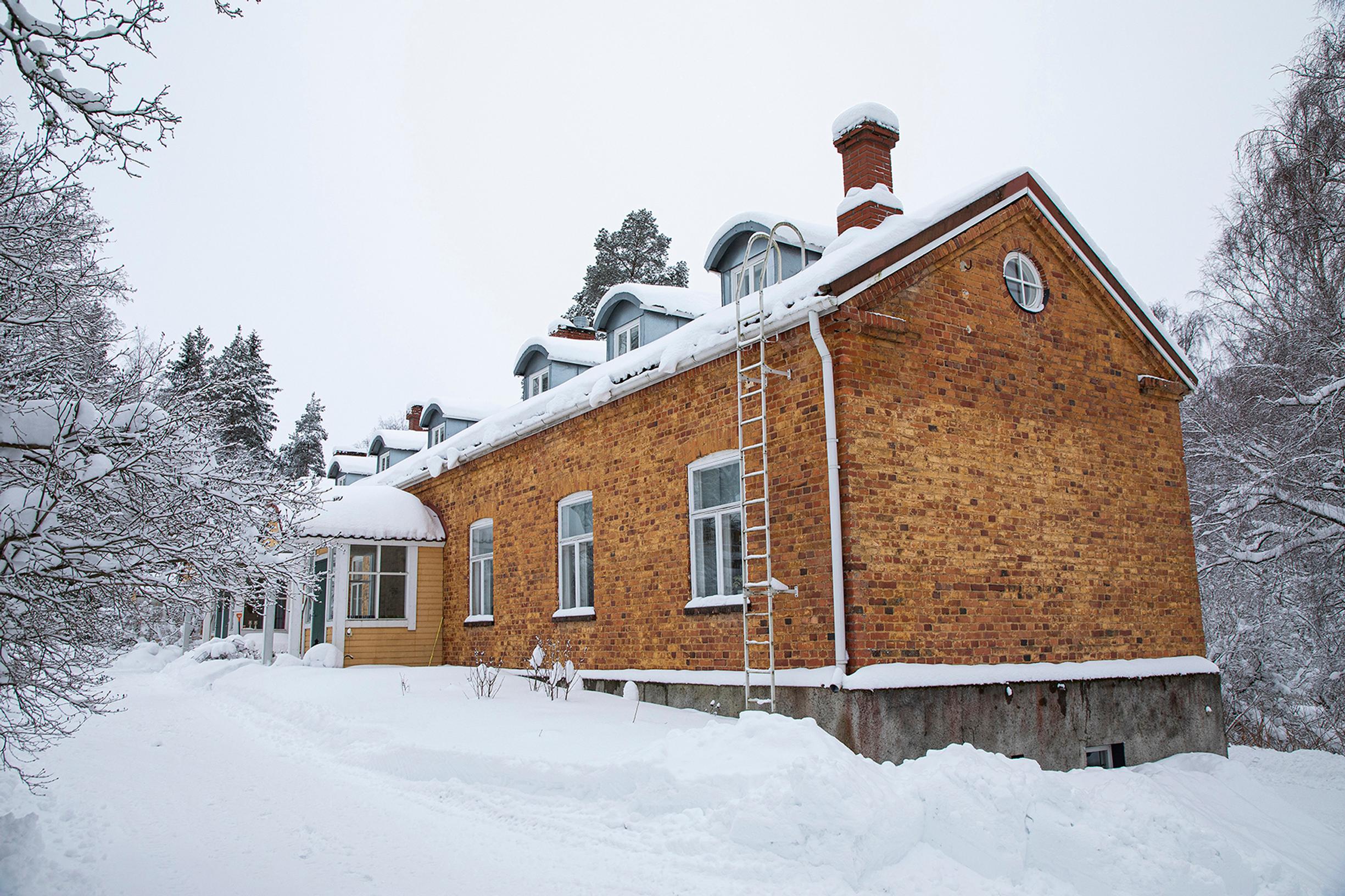Lasitehtaan ruokalan toisessa päädyssä oli aikoinaan työläisten pieniä yksiöitä. Suojellussa rakennuksessa on nyt neljä asuntoa.
