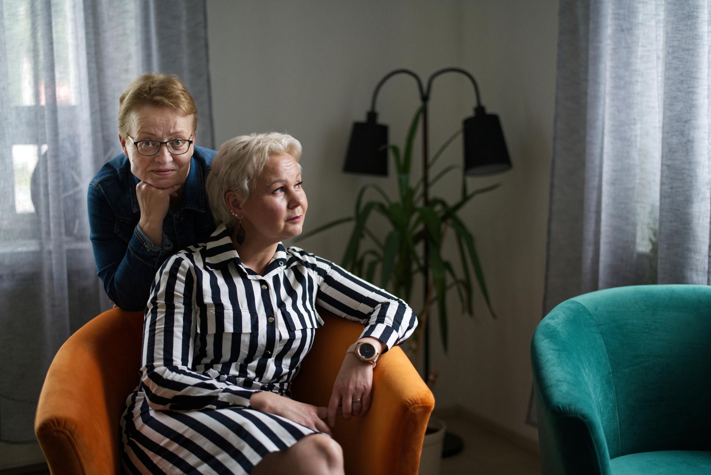 Kun Sari sai kuulla äitinsä kuolevan, hän lähti Mintun kanssa stand up -keikalle: ”Se ilta opetti, millaista on aito vertaistuki”