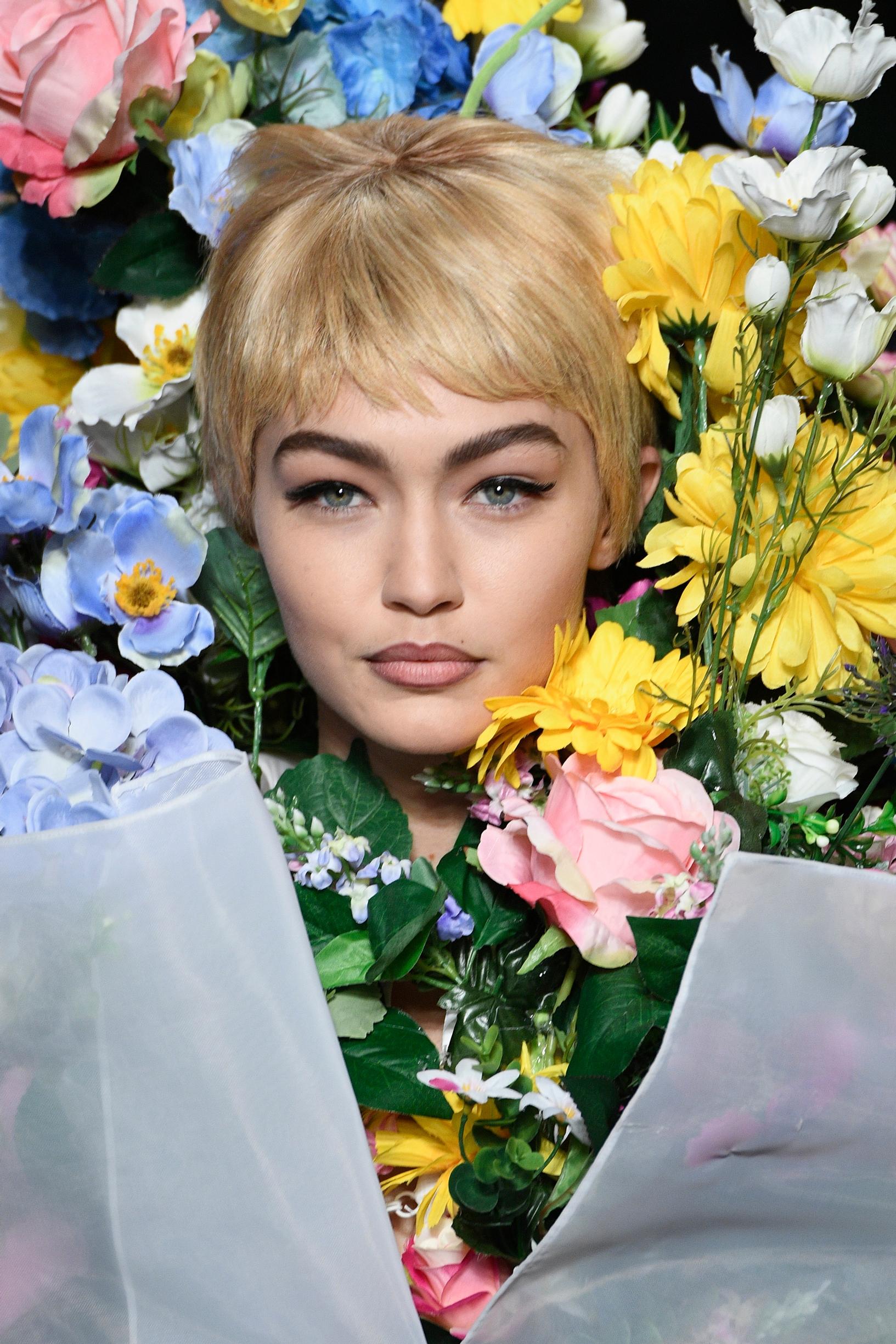 Erillinen lomatuoksu, 25 hajuvesipulloa hyllyssä ja tuoksuherkän valinnat – Sofia Ruutu, Shirly Karvinen ja muut tuoksugurut kertovat suosikkinsa