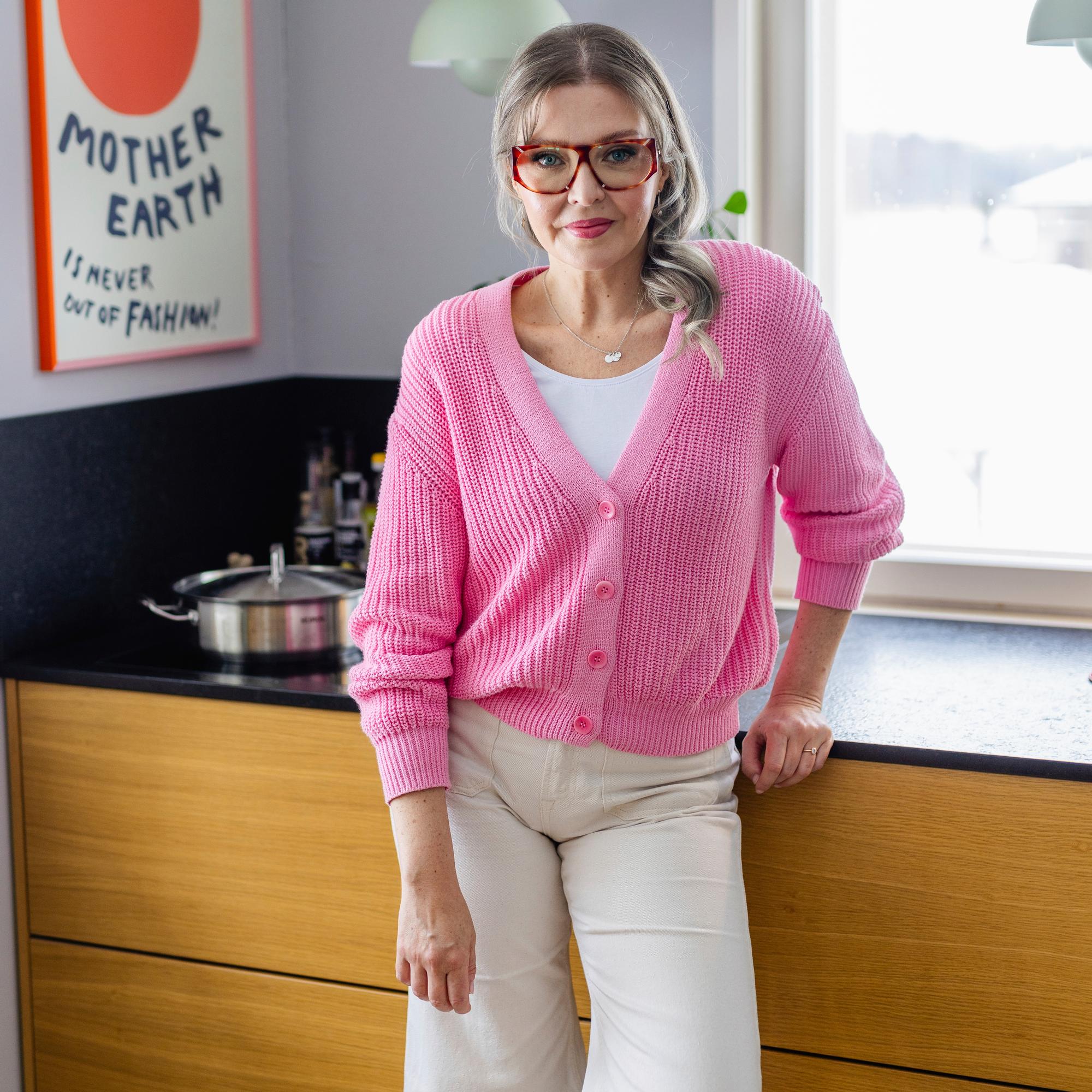 Miia Johansson käytti viime vuonna 400 euroa kuukaudessa vaatteisiin: ”Valkoinen t-paita on ollut paras hankintani”