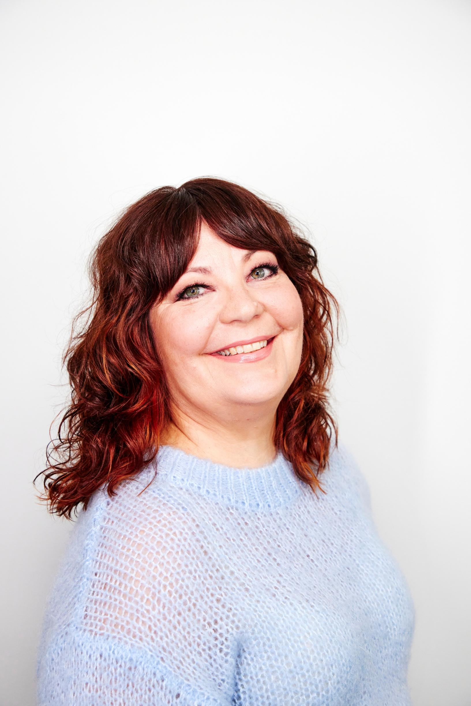 Lukijamalli Anne sai muuttumisleikissä uutta ilmettä tummalla silmämeikillä – lue meikkaajan vinkit ja katso, mistä muutos lähti