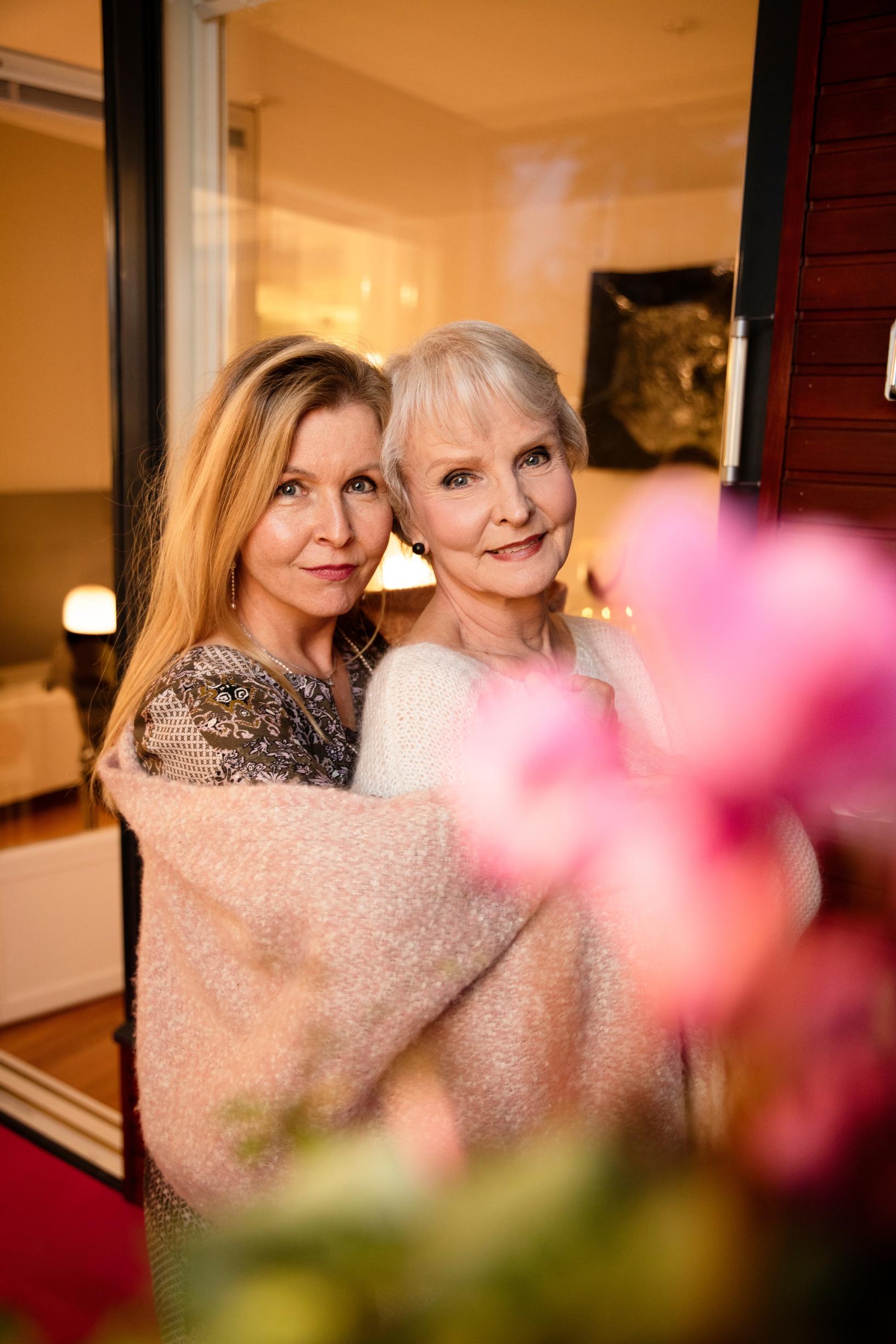 Marjatta asuu Helsingin Lauttasaaressa, Hanna Hämeenlinnassa. He tapaavat muutaman kerran vuodessa mutta soittelevat viikoittain.