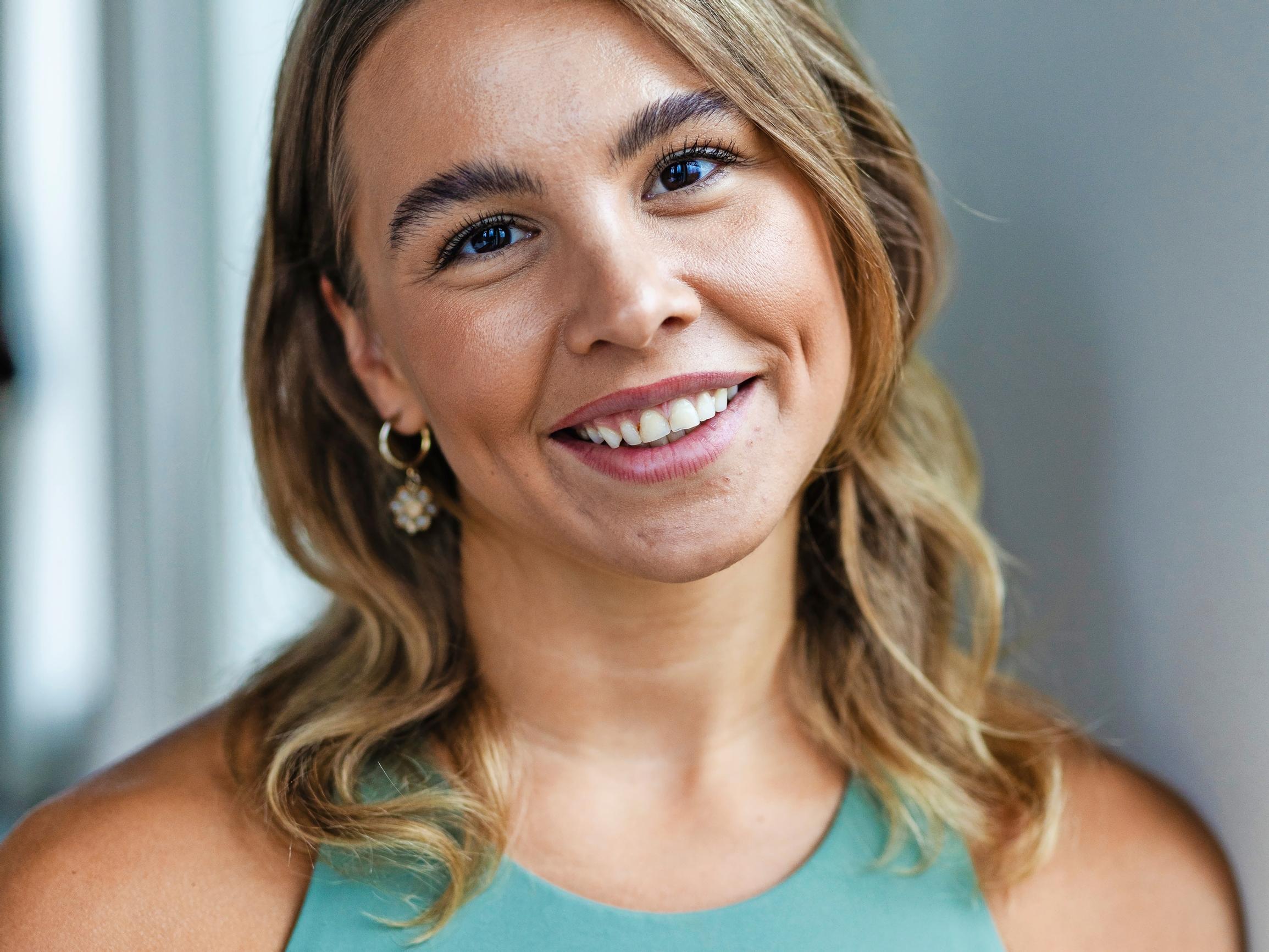 Eveliina, 29, eli hektistä elämää – sitten hän kouluttautui äänimaljavalmentajaksi: ”Olin puulla päähän lyöty, kuinka tehokasta stressin lievitystä se oli”