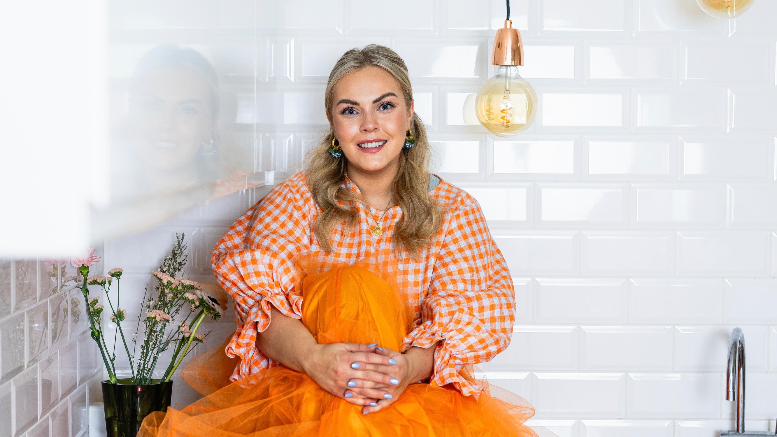 Vaaleanpunaiseksi maalattu Artekin pöytä ja ihana raitojen sekamelska – asuntosijoittaja Suvi Kinnusen omassa kodissa ei värejä säästellä 