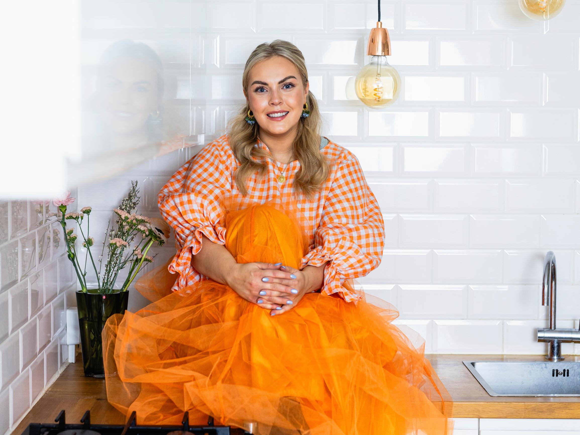 Vaaleanpunaiseksi maalattu Artekin pöytä ja ihana raitojen sekamelska – asuntosijoittaja Suvi Kinnusen omassa kodissa ei värejä säästellä 