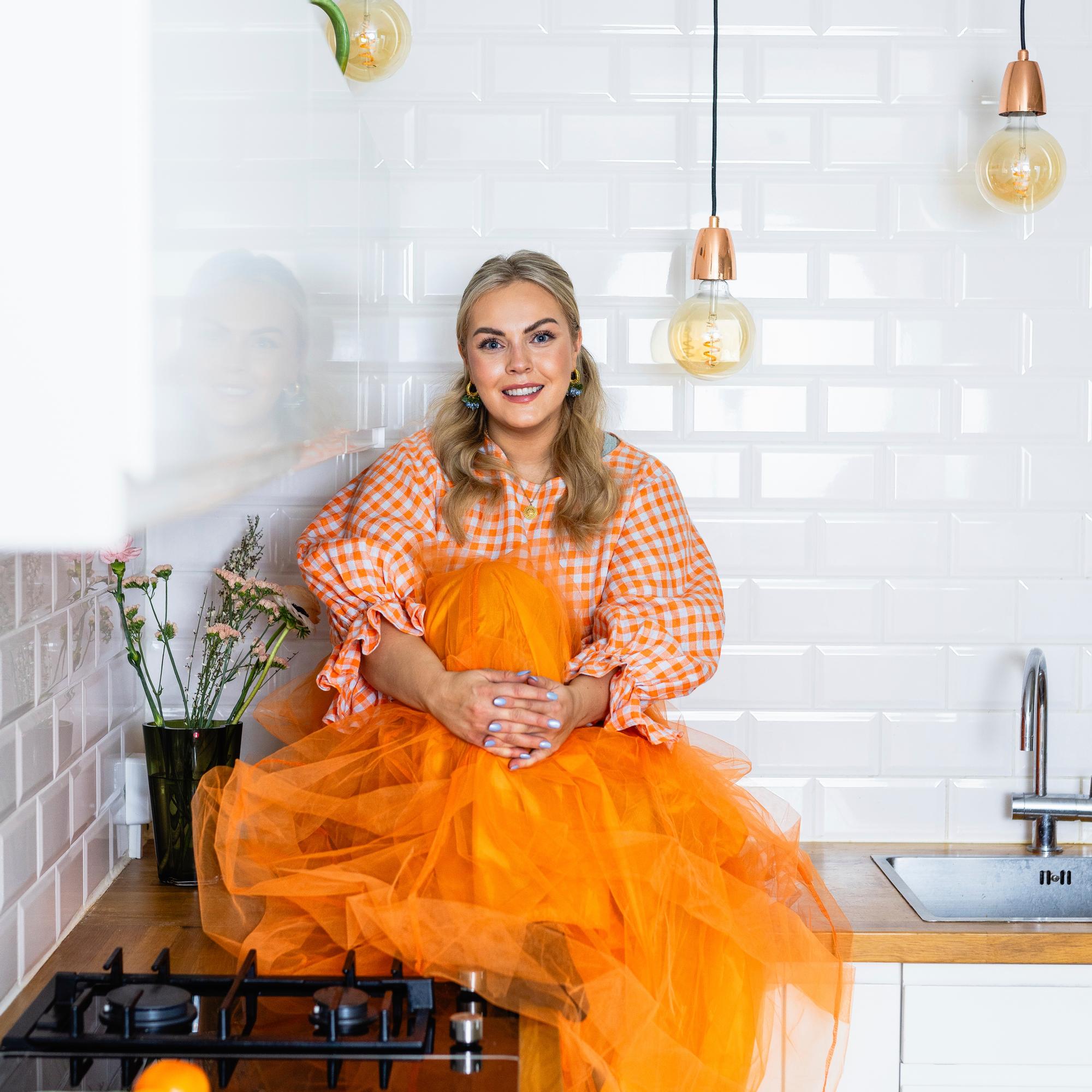 Vaaleanpunaiseksi maalattu Artekin pöytä ja ihana raitojen sekamelska – asuntosijoittaja Suvi Kinnusen omassa kodissa ei värejä säästellä 