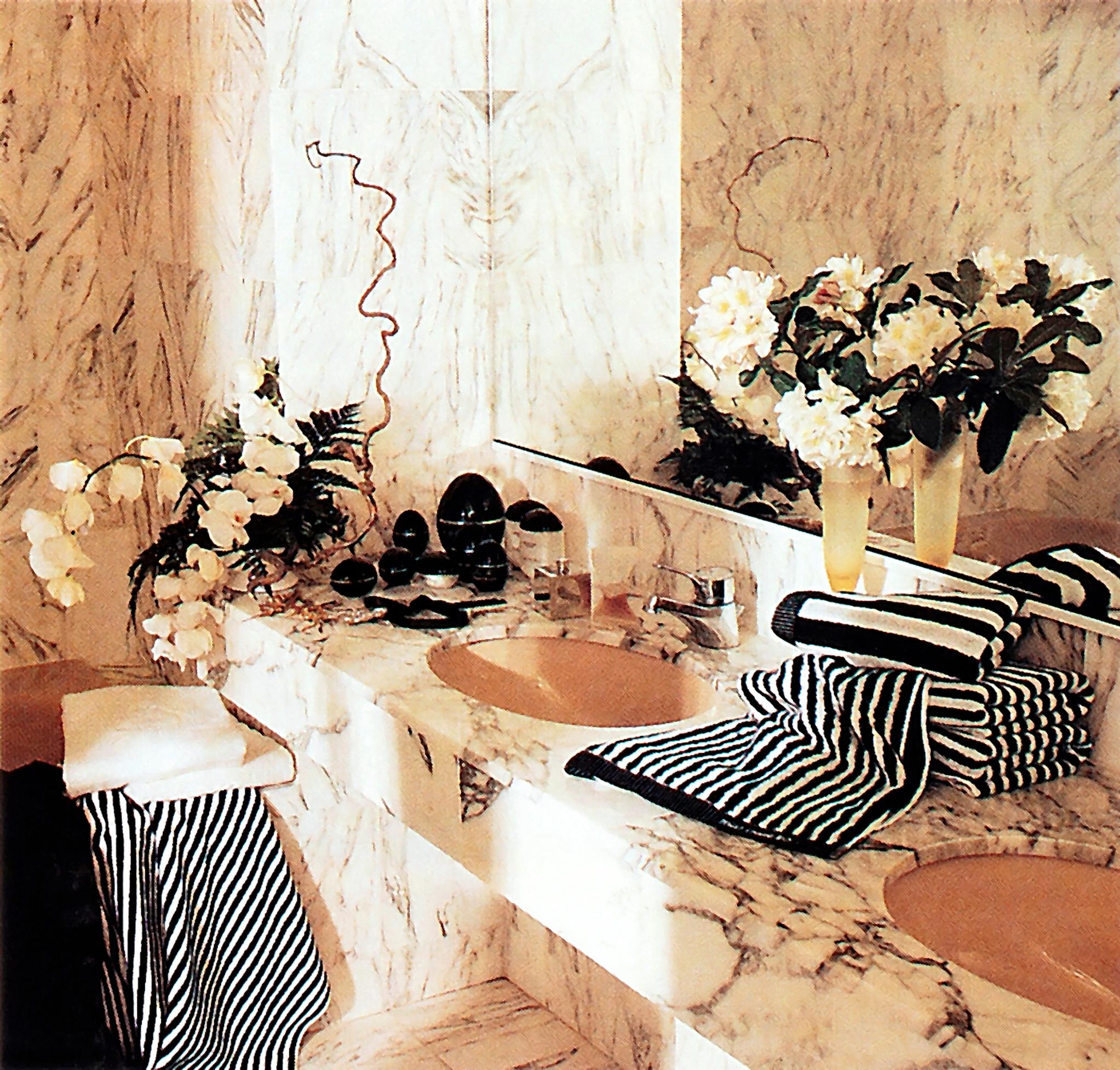 Marimekon raitapyyhkeet piristivät marmorista kylpyhuonetta.