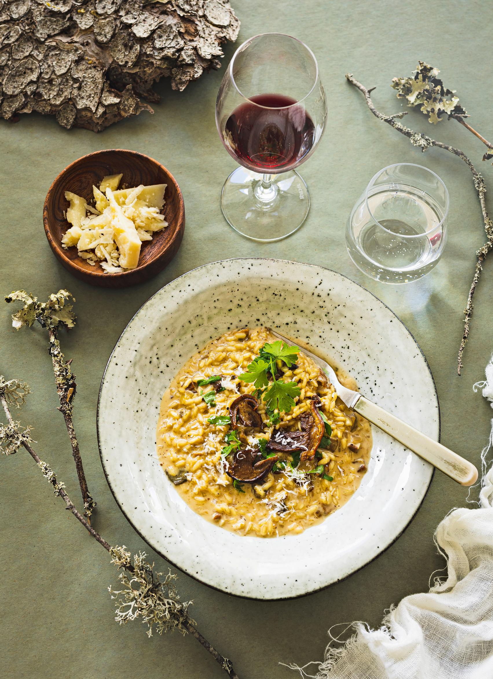 Italialaistyylinen sienirisotto tehdään usein herkkutateista, mutta muutkin ruokasienet sopivat tähän. Kokeile kantarelleja, mustatorvisieniä tai suppilovahveroita.