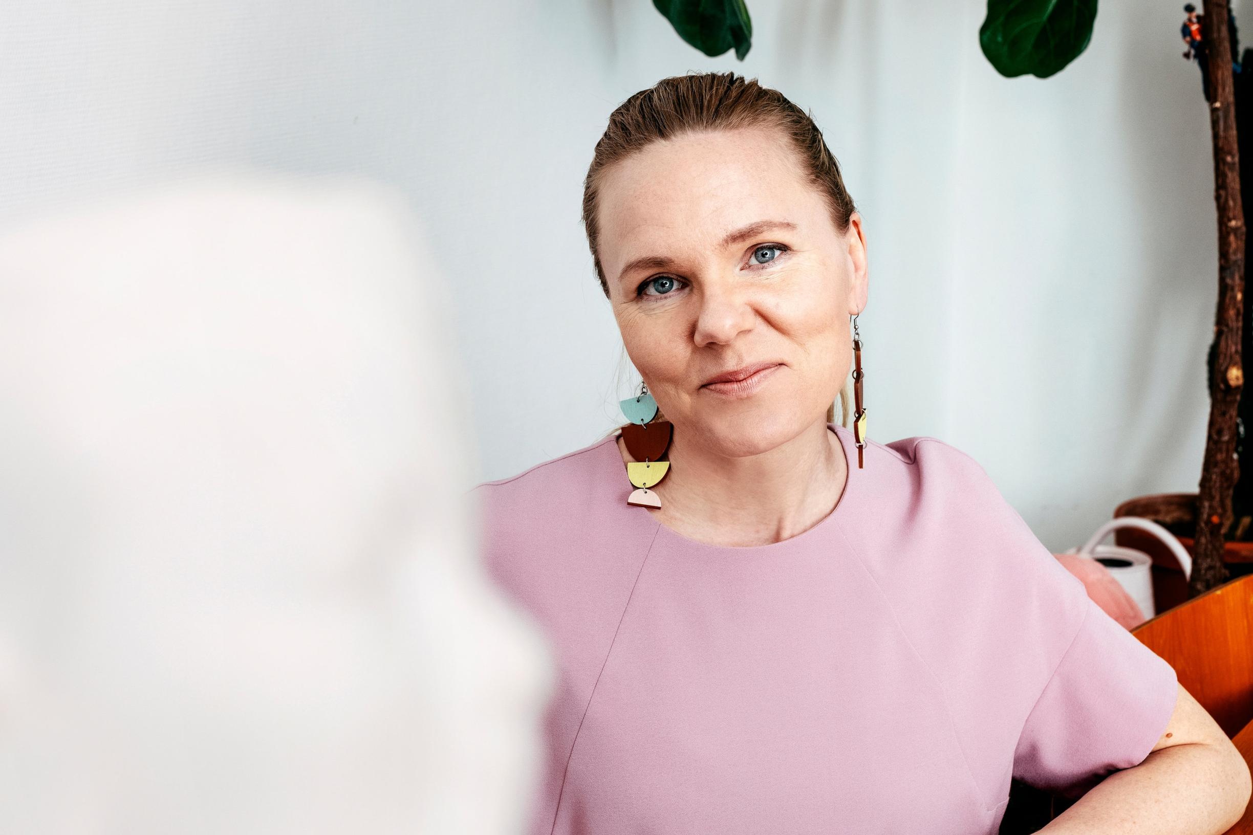 Lapsiasiavaltuutettu Elina Pekkarinen: ”Meillä on monta sukupolvea, jotka on kuritettu kilteiksi ja joilta puuttuu oma tahto”