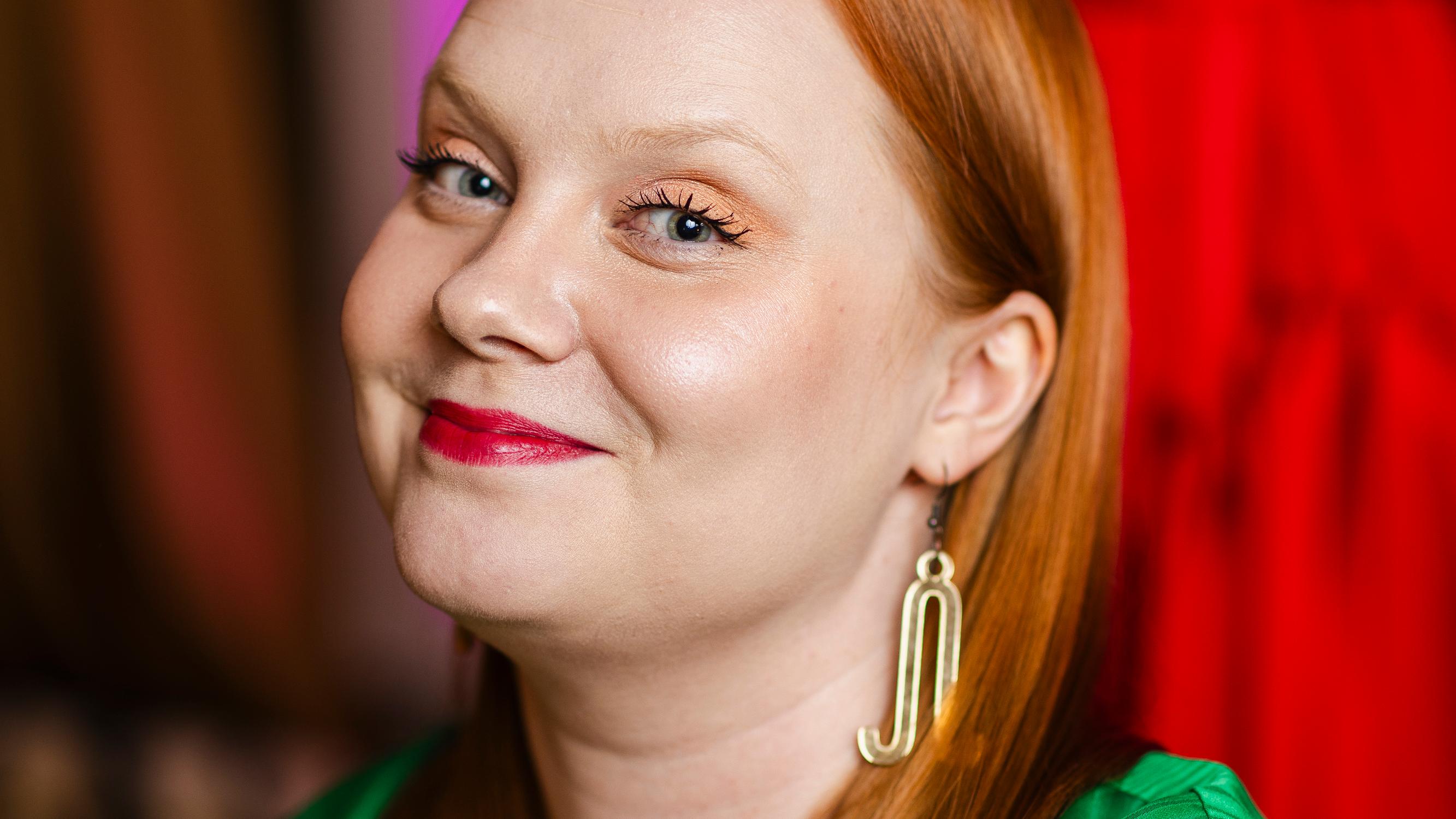 Sarianna Niskala tekee näyttäviä vaatteita myös pluskokoisille: ”Muotiala tekee mieluummin huonoa bisnestä kuin luopuu läskifobiasta”