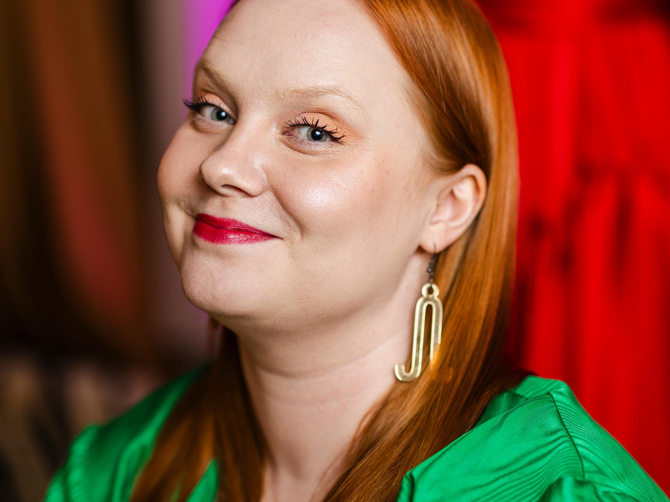 Sarianna Niskala tekee näyttäviä vaatteita myös pluskokoisille: ”Muotiala tekee mieluummin huonoa bisnestä kuin luopuu läskifobiasta”