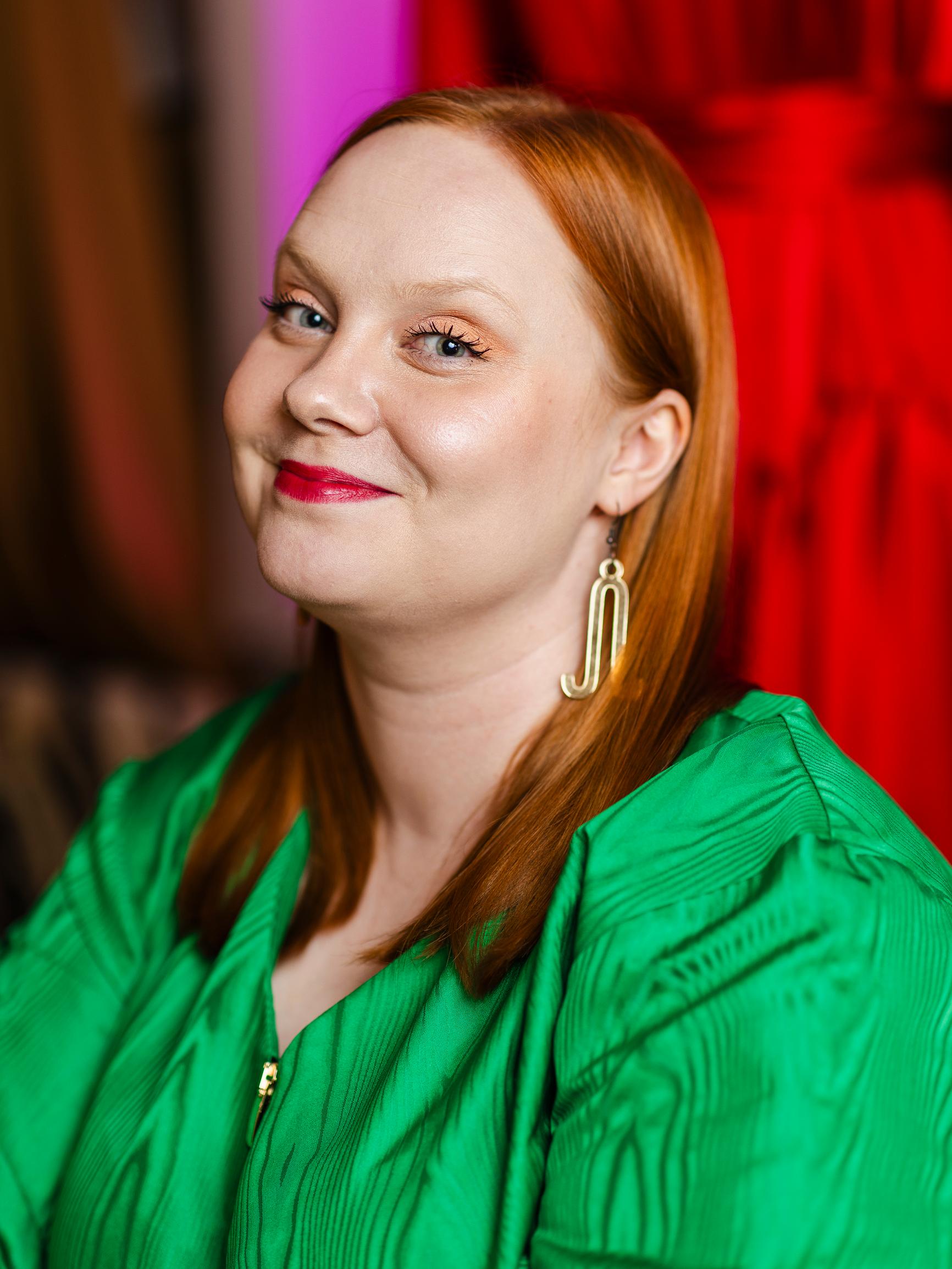 Sarianna Niskala tekee näyttäviä vaatteita myös pluskokoisille: ”Muotiala tekee mieluummin huonoa bisnestä kuin luopuu läskifobiasta”