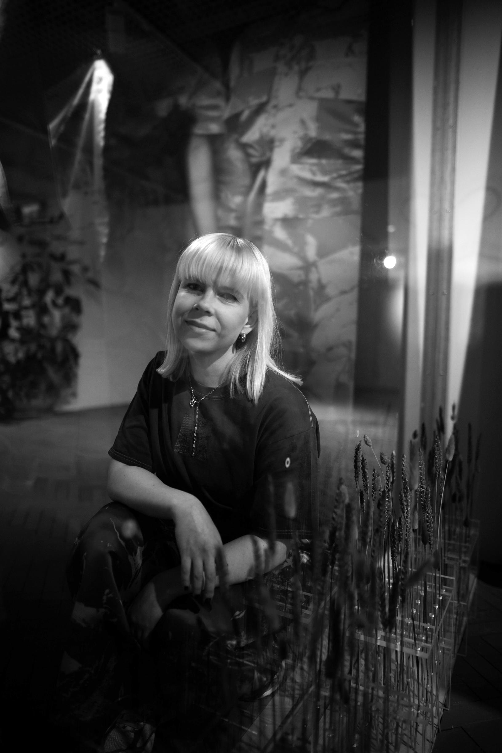 Koulussa Elina Äärelä vihasi käsitöitä, mutta hänestä tuli palkittu vaatesuunnittelija - syynä olivat äidin oivaltavat sanat 