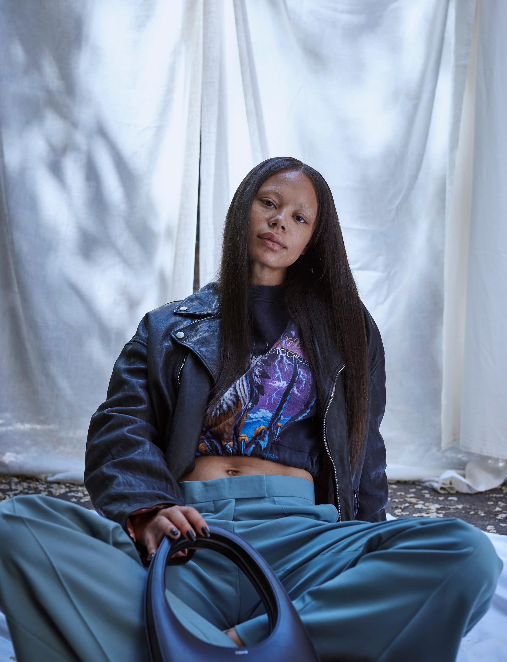 Nahkatakki 1 850 e, Acne Studios / Beam. Collegepaita 40 e, FTA. Housut 249 e, Tiger Of Sweden / Stockmann. Käsilaukku 550 e, Coperni / Beam.