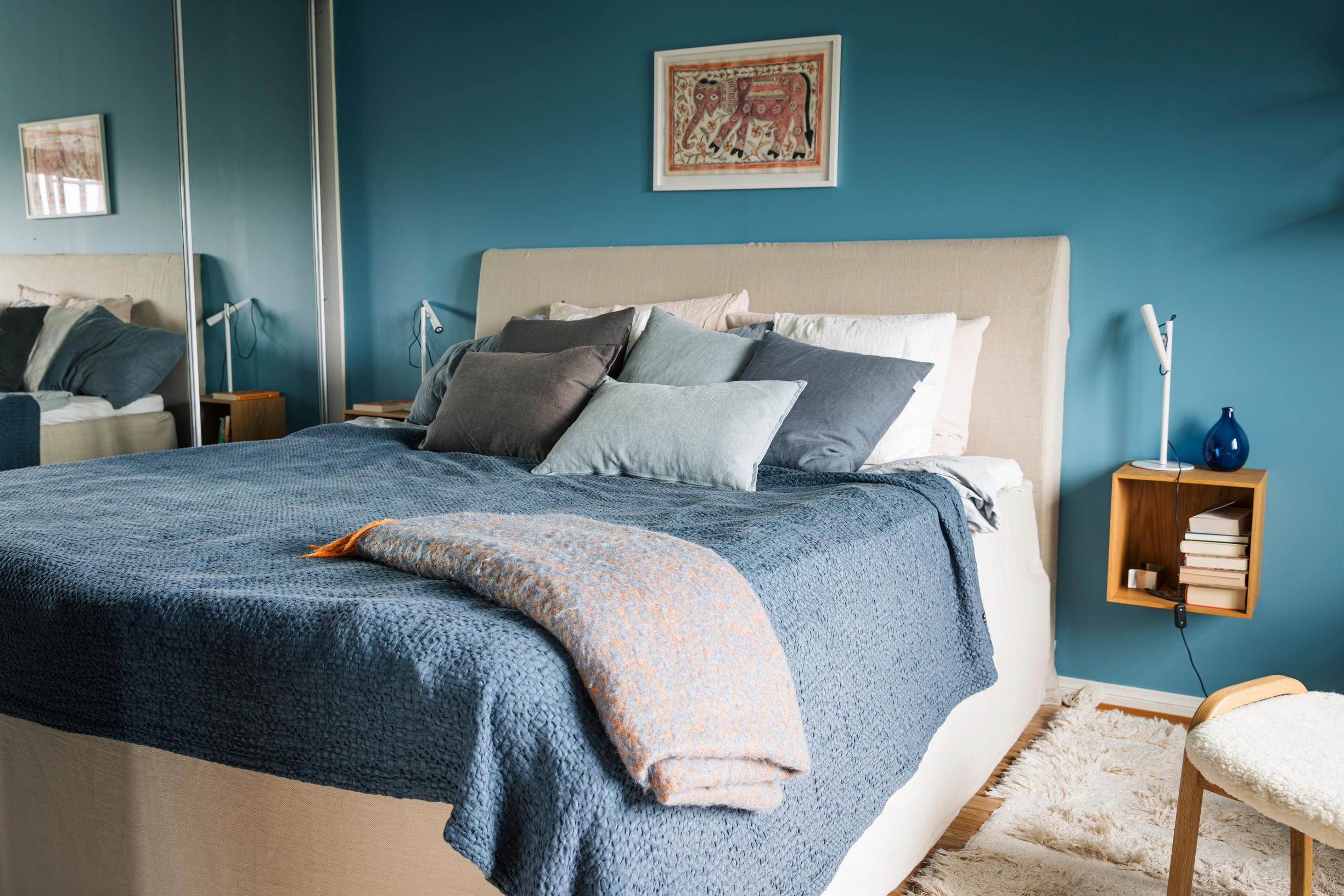 Kaksi metriä leveä sänky on suomalaisen Matrin, tekstiilit pellavaa ja Marimekkoa. Norsutaulu tuotiin Japanista Fukuokasta. Matti vierailee maassa usein.