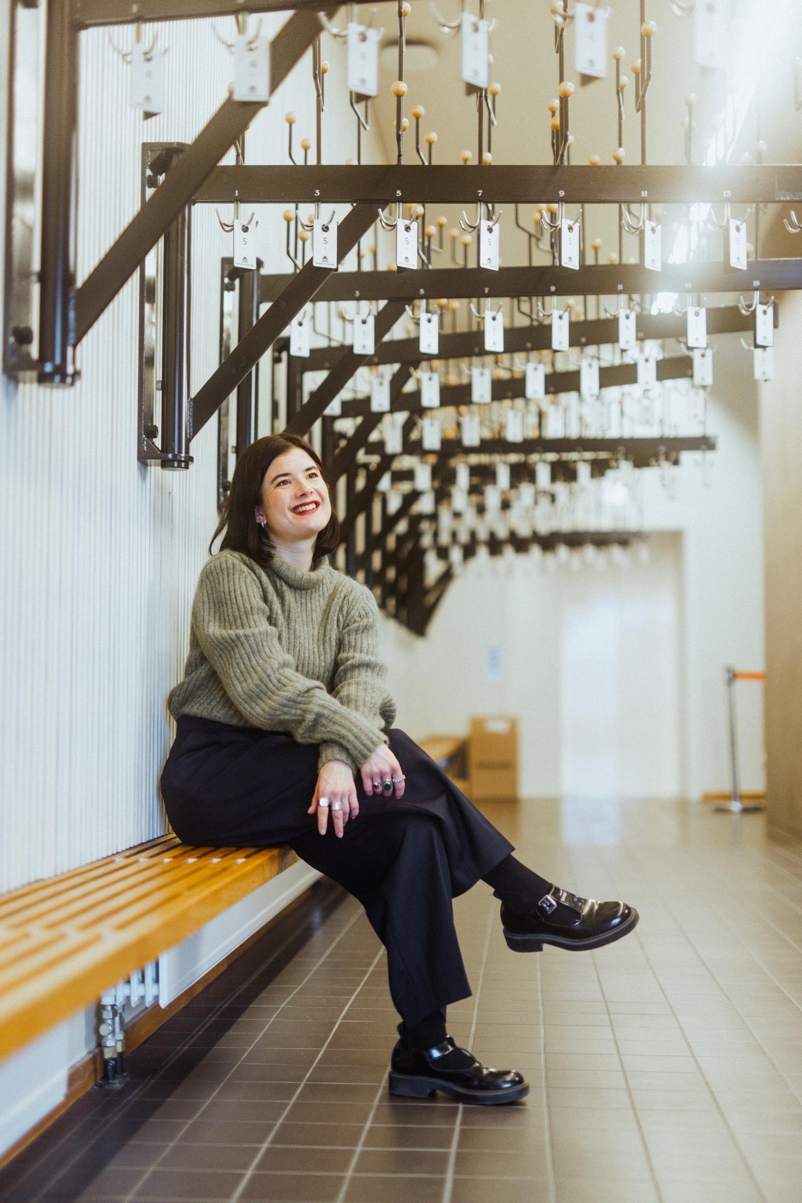 Kokokuvassa Aksa istuu naulakon alla