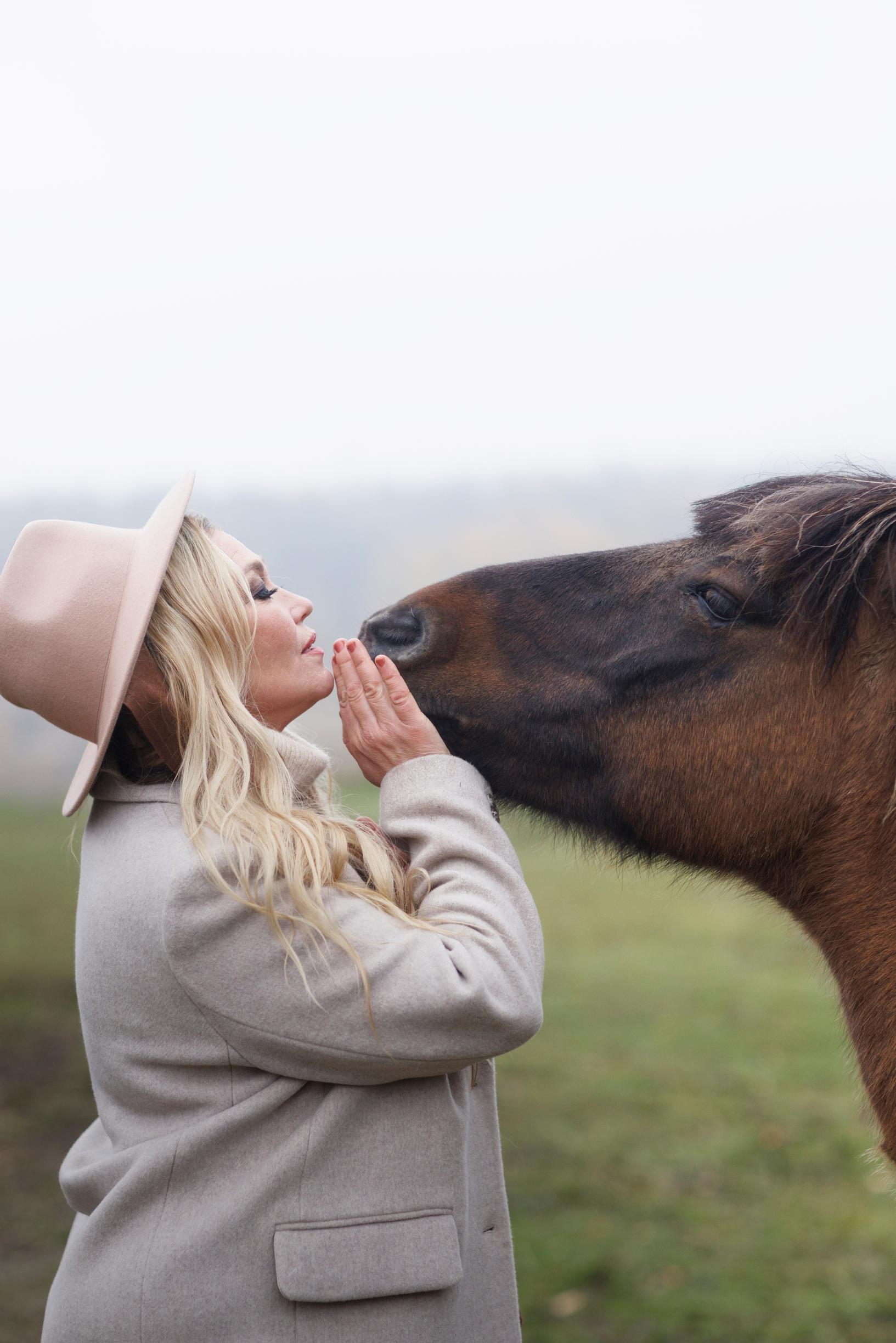 ”Hevonen on laumaeläin, joka viestii kehollaan. Se pyrkii aina tasapainoon, ja siksi stressaantunut ihminen rauhoittuu hevosen lähellä”, Outi Mäenpää tietää.