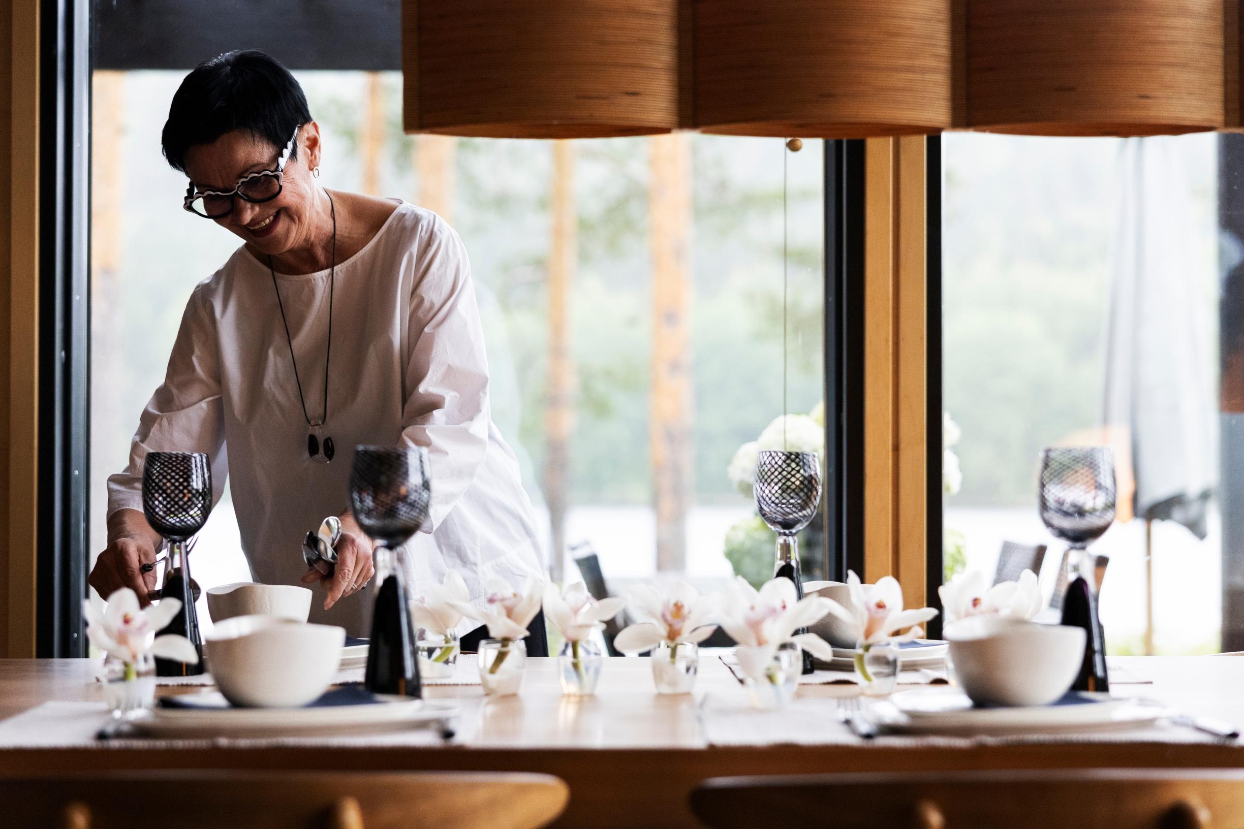 Ritva-Liisa ei laita koskaan ruokaa tarjolle ilman kaunista kattausta.