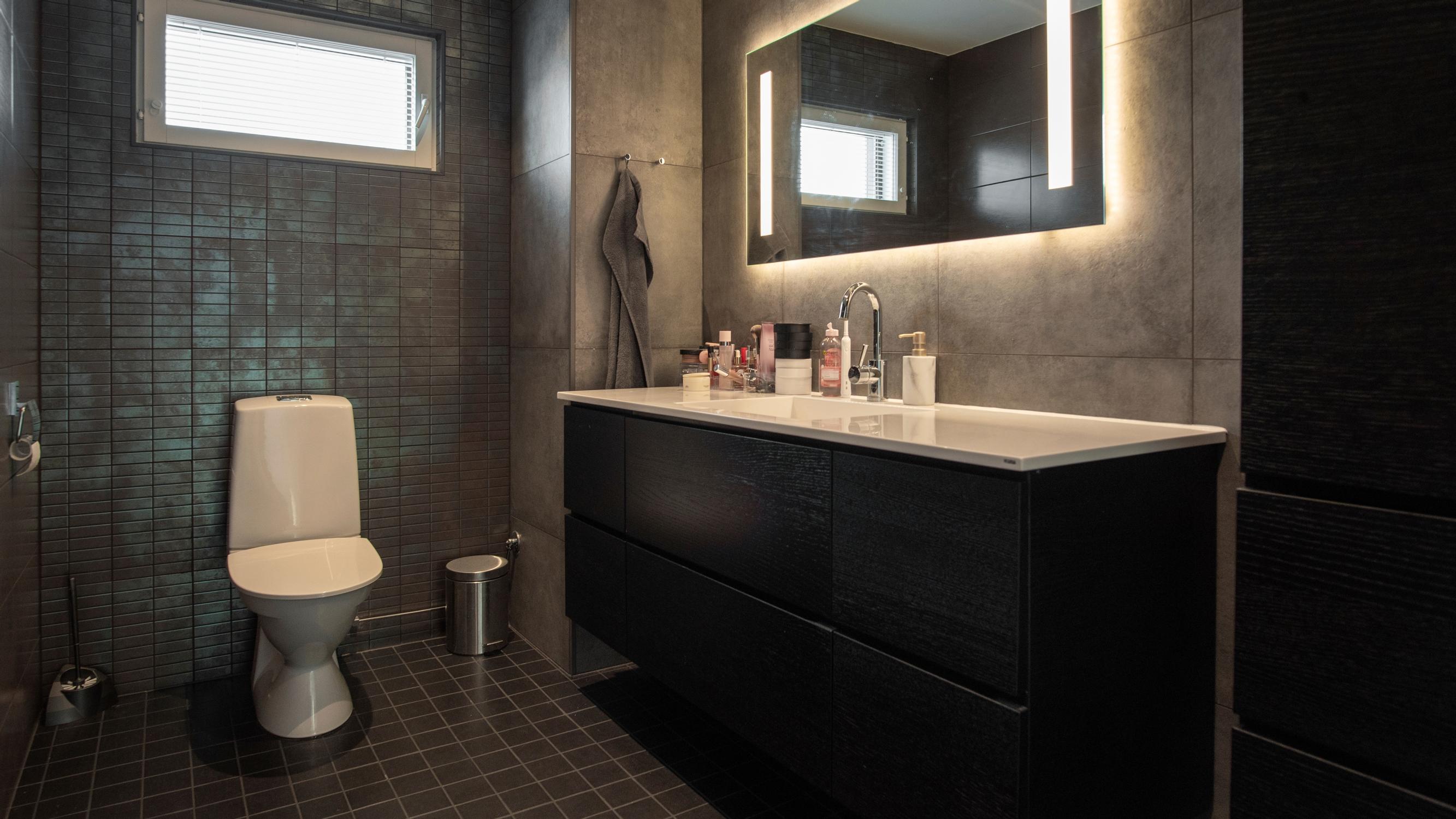 Yläkerran kylppäri oli rakennusvaiheessa yksi kodin säästökohteista. Laatat löytyivät alennuksesta, mutta ne kestävät katsetta ja aikaa.