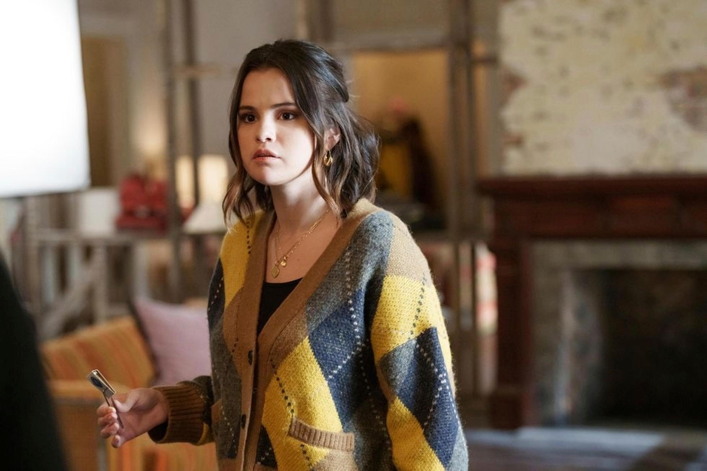 Ihastuitko Only Murders in the Building -sarjan Mabelin tyyliin? Näin kopioit hurmaavan lämpöisen pappaneuletyylin