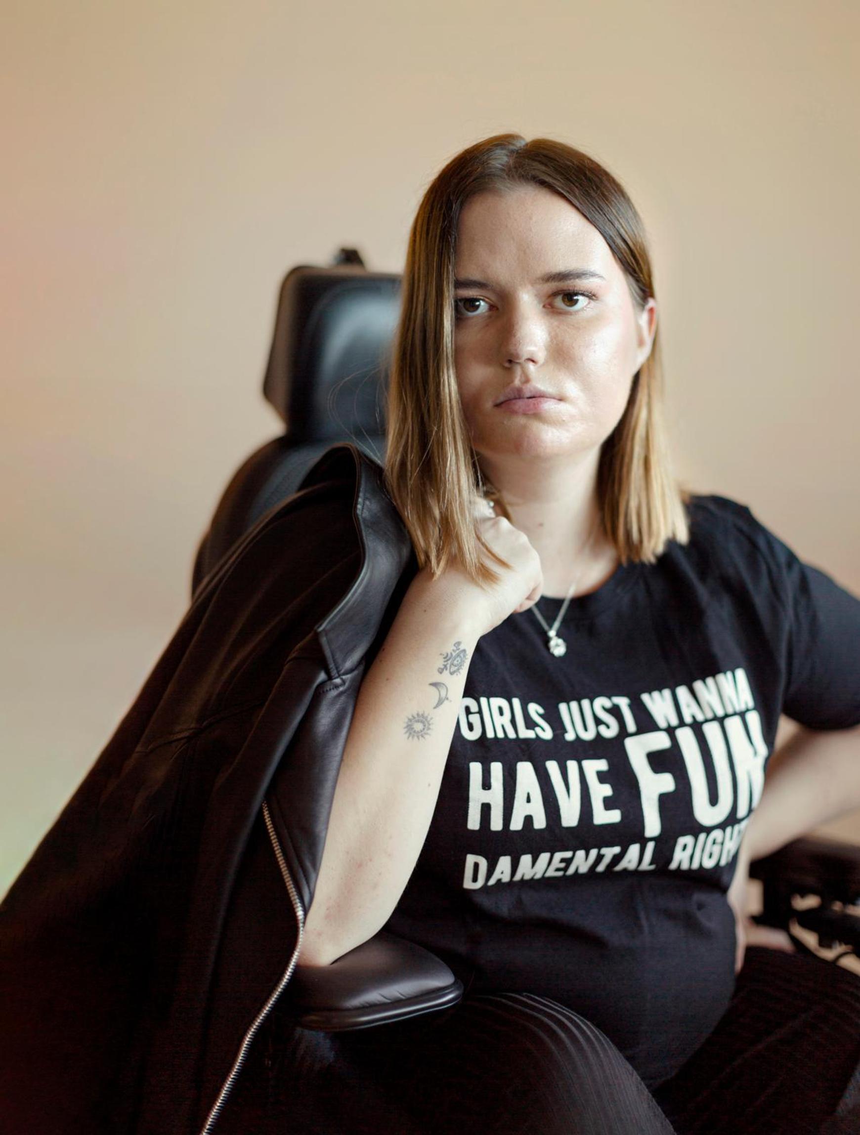 Sairauden takia Tinja ei pysty kävelemään tai hymyilemään: ”Baarissa miehet kehottavat hymyilemään enemmän – se raivostuttaa”