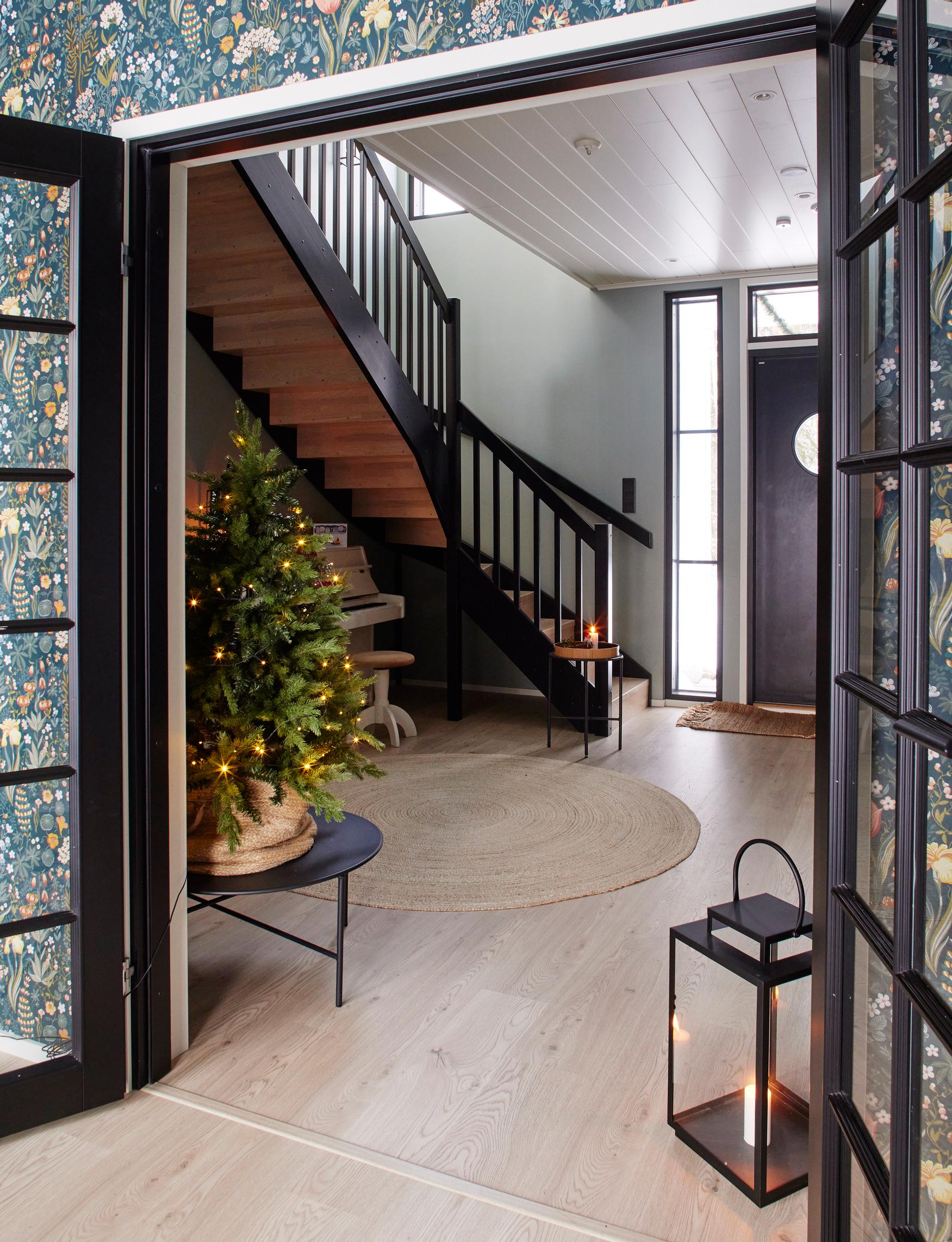 Kirjastohuoneen pariovet avautuvat suurempaan eteiseen. Sen lisäksi kodissa on pienempi kuraeteinen. Kodin alakerrassa sijaitsevat eteisten lisäksi lasten makuuhuoneet, kirjasto ja puoliso Markuksen työhuone. Yläkerrassa ovat yhdistetty olohuone ja keittiö, vanhempien makuuhuone ja saunatilat.