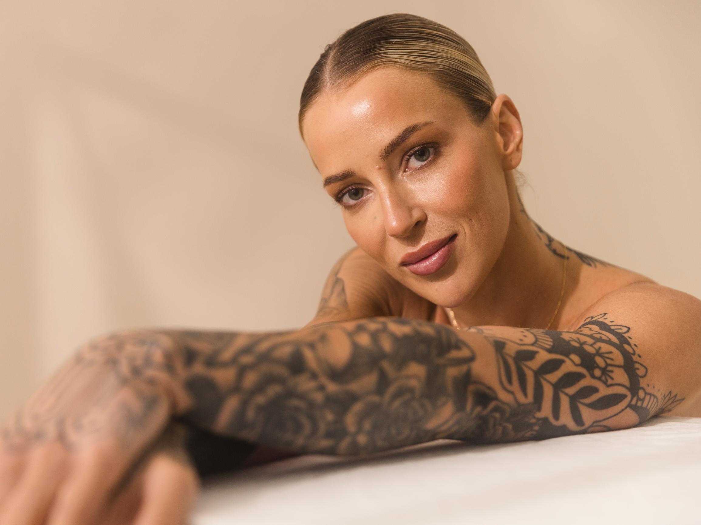 Kun Harriet laihtui 50 kiloa, hänen kehoaan ihailtiin – todellisuudessa hän sairasti syömishäiriötä ja oli päihdekierteessä