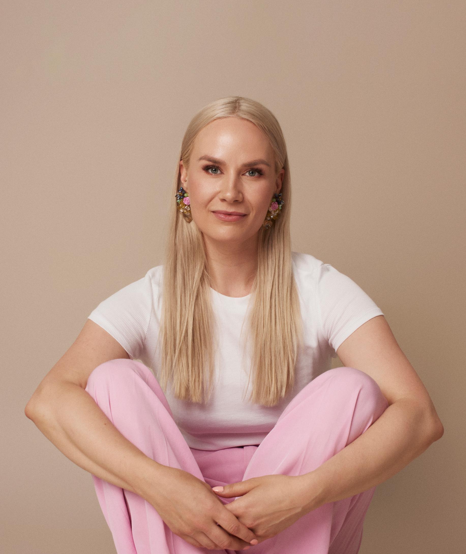 Lohdutusta, naurua ja itsetutkiskelua – toimittaja Essi Lamppu paljastaa suosikkikirjansa