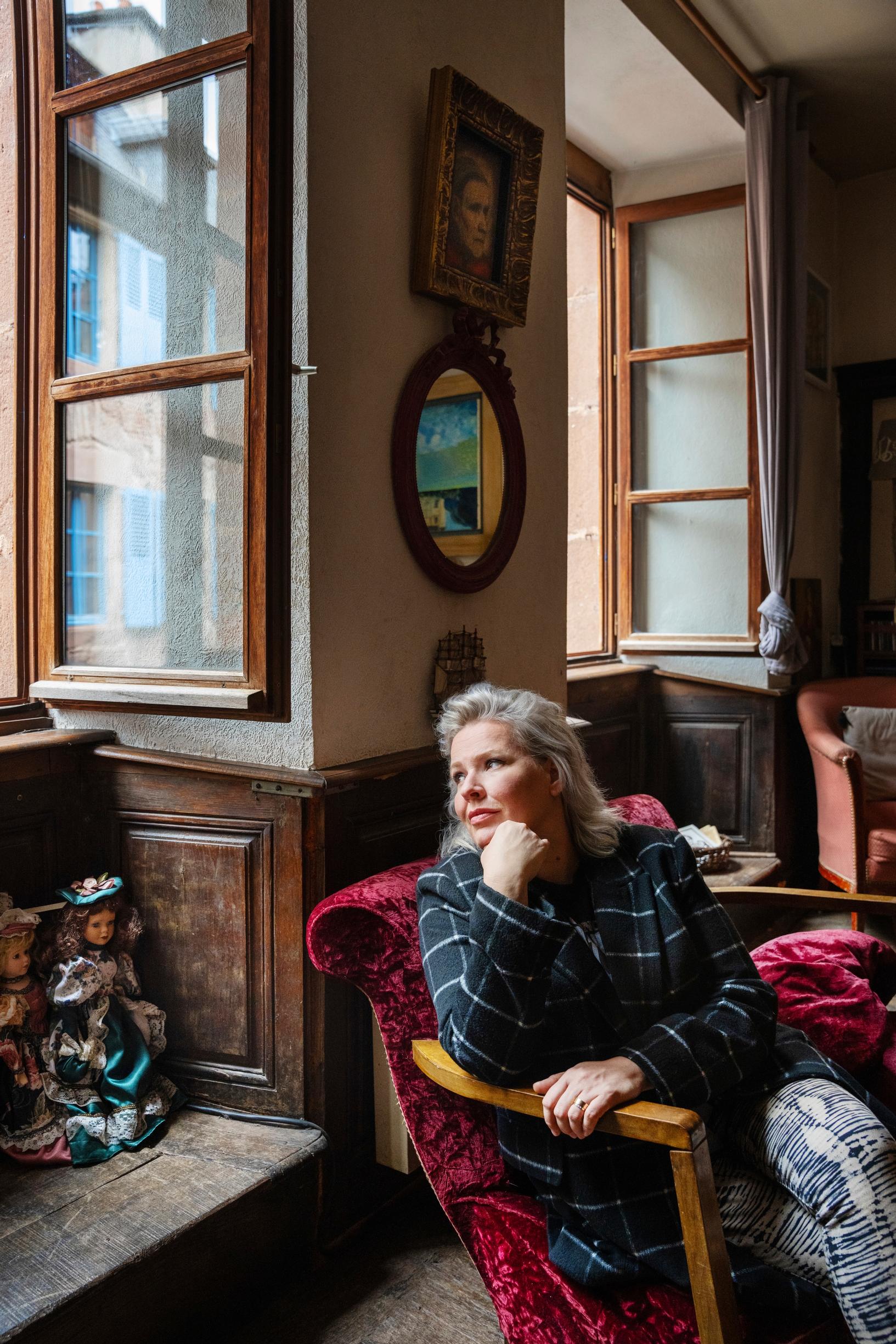 Milja Kaunisto työskentelee kotona kiviseinien ja tummapuisen sisustuksen keskellä. ”Kotonani haisee kuin käsityöläismuseossa. Täällä on pidetty vanhoilliskatolisten messuja vallankumouksen aikana.”