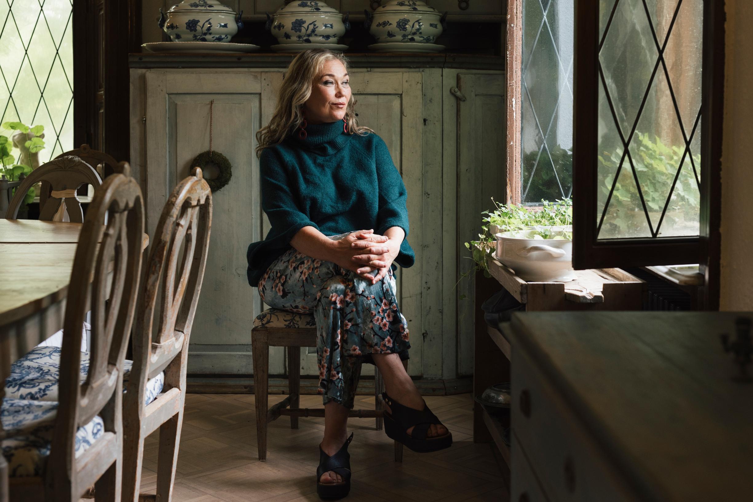 Outi Mäenpää on oppinut, että rajojen asettamista ja ein sanomista voi harjoitella pienin askelin. ”Läheisille voi kertoa, että harjoittelee suoraa ilmaisua. On hyvä kertoa samalla, että asia on itselle tärkeä.”